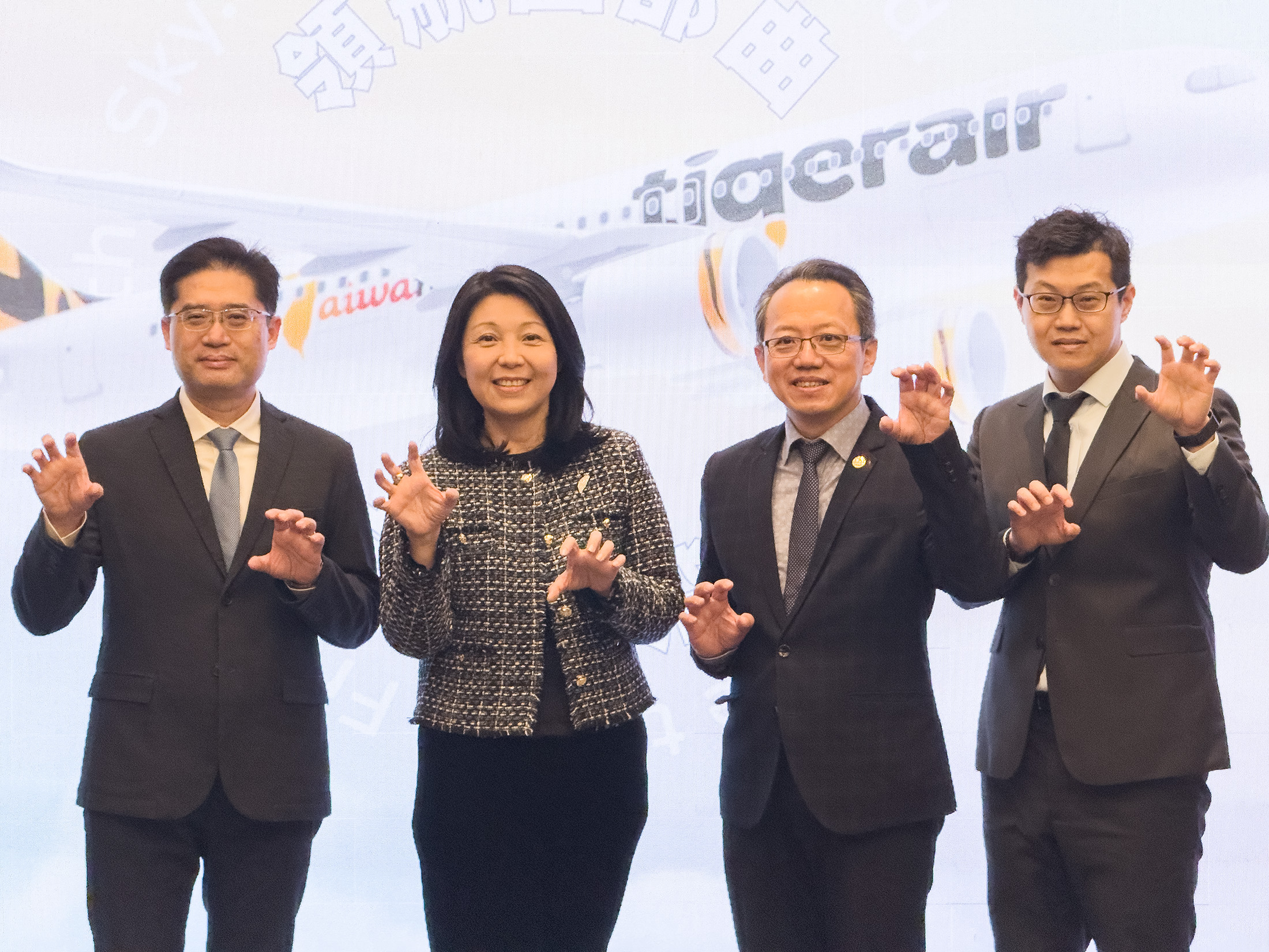 左起台灣虎航營運長賴俊廸、董事長黃世惠、商務長暨發言人許致遠及財務長賈瑋中共同揭示2026年的四大計畫。