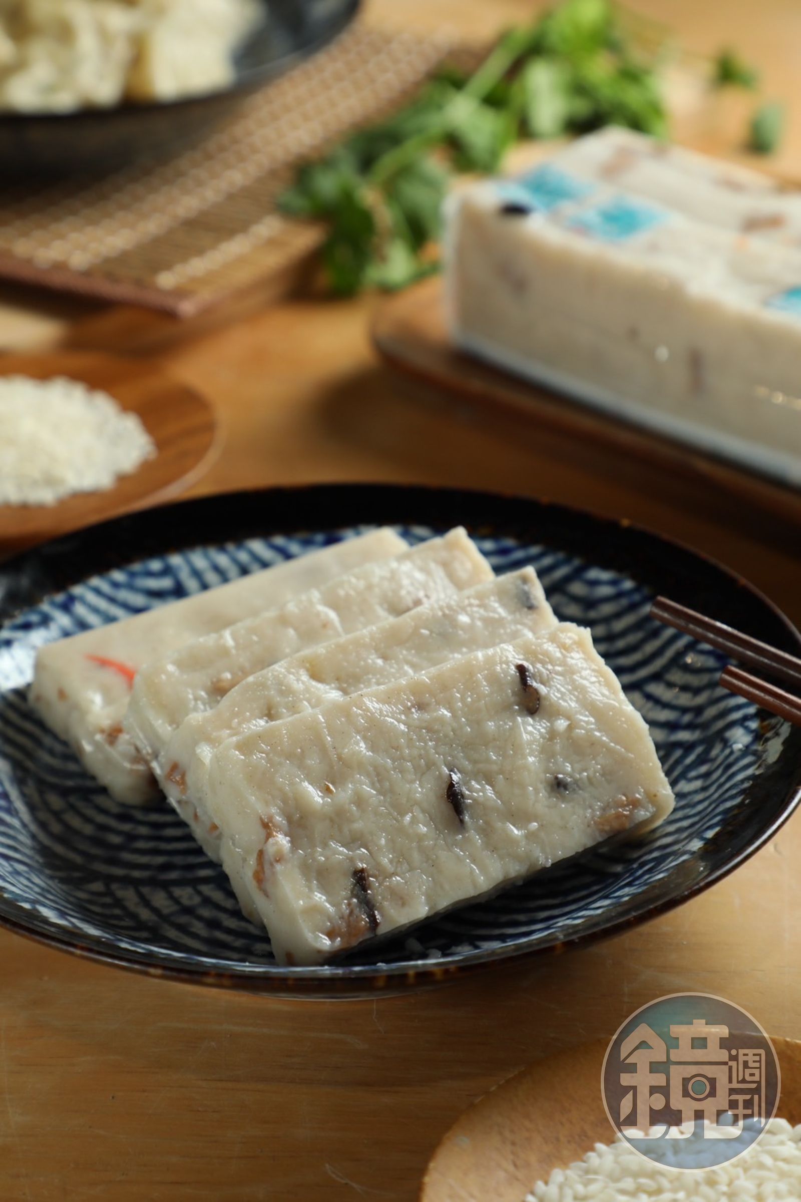 以台灣產香菇,加入多種香料炒香後加入原味蘿蔔糕中的「香菇蘿蔔糕」。(內用60元/3片,冷藏真空包140元/8片)