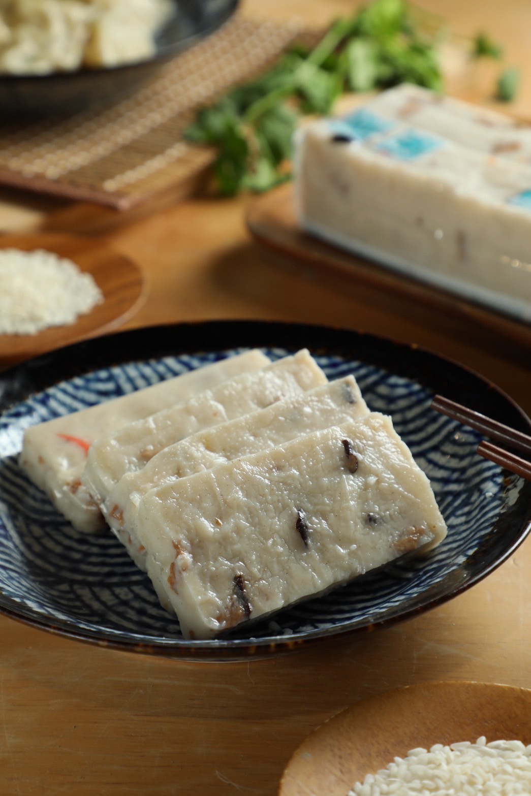 以台灣產香菇，加入多種香料炒香後加入原味蘿蔔糕中的「香菇蘿蔔糕」。（內用60元／3片，冷藏真空包140元／8片）