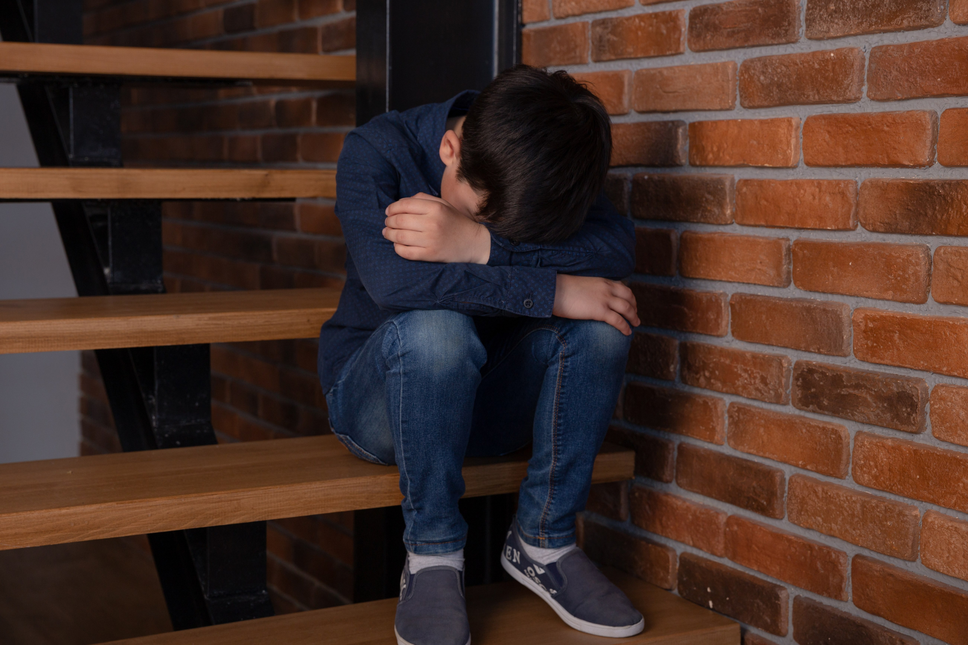 一名小學生放學後，在家中經營的店幫忙，竟有客人質疑是虐童。（示意圖，photoAC）