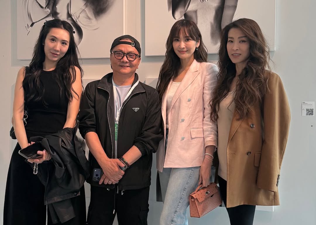 吳佩慈（右二）與好姐妹在香港看展，支持攝影大師林炳存（左二）。（翻攝joshualin
 IG）