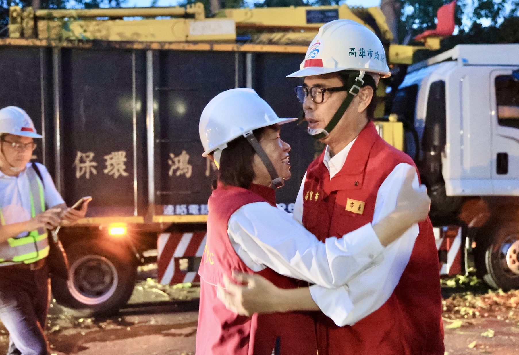 丹娜絲重創嘉義「藍綠擺一邊」，黃敏惠大力擁抱陳其邁。（翻攝陳其邁臉書）