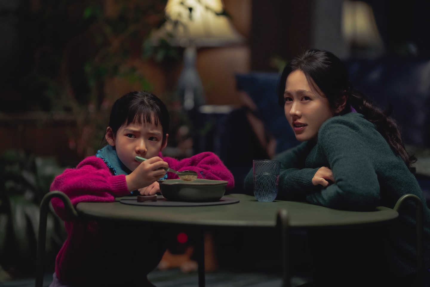 孫藝真拍攝電影《徵人啟弒》時，因為準備投入感情演技而沒有回應童星提問，被李炳憲開玩笑「親切人設塌了。」（翻攝李炳憲INS）