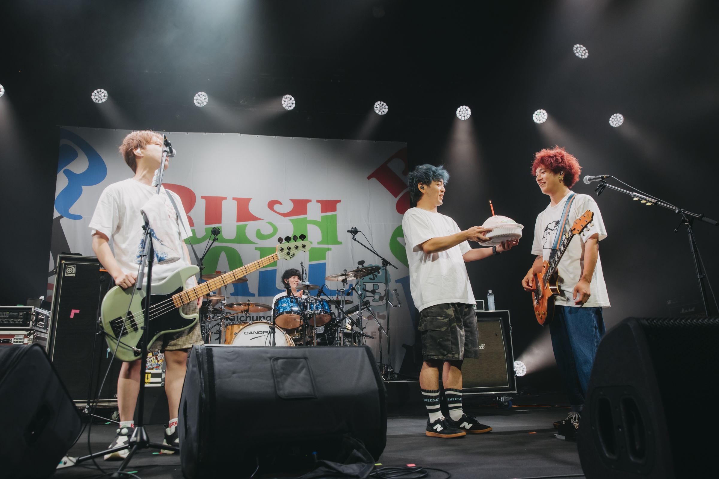 04 Limited Sazabys主唱GEN在台北場替吉他手HIROKAZ慶生,獻上台灣特色壽桃蛋糕。(好玩專賣店提供)