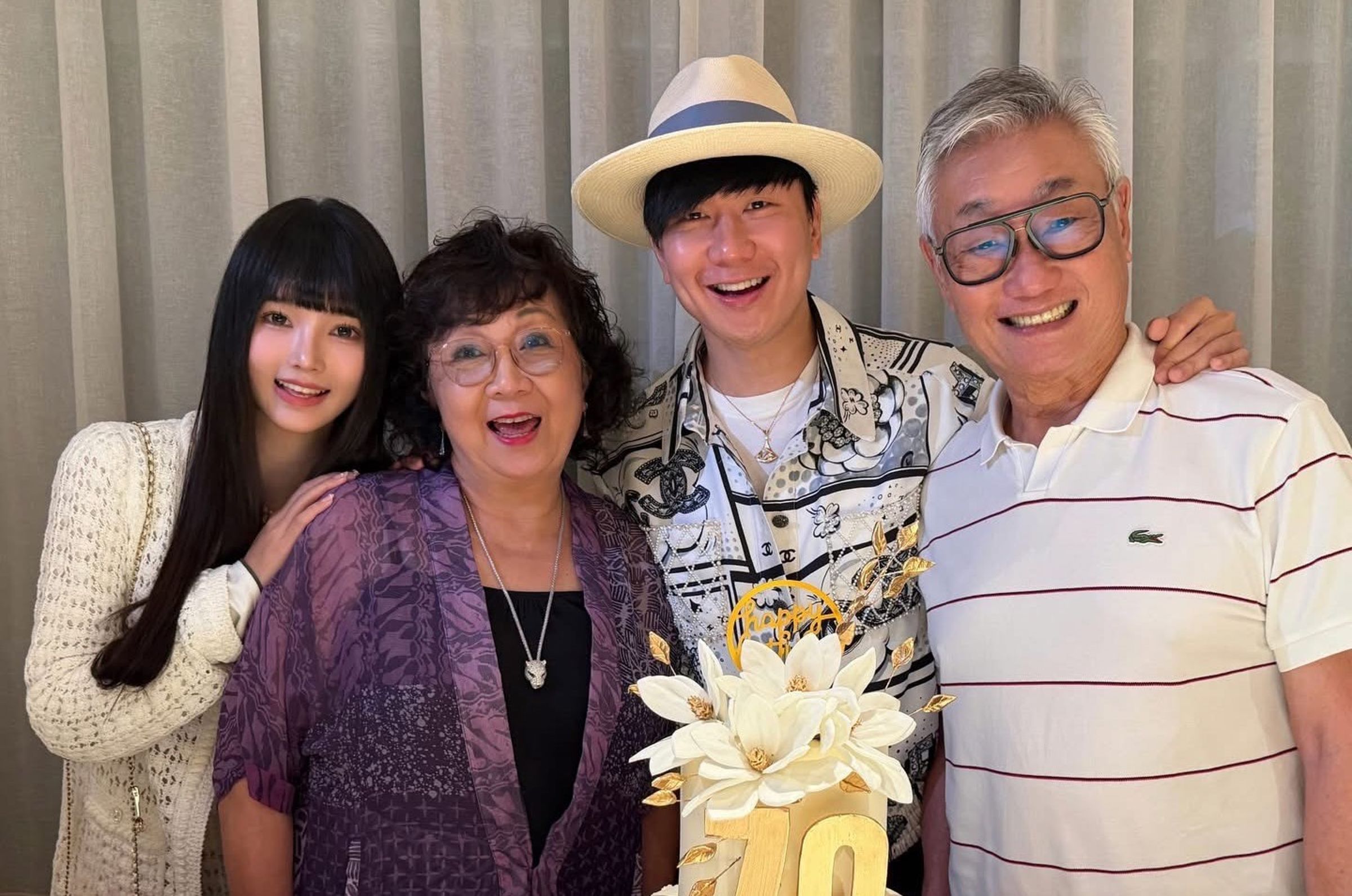 林俊傑趁著媽媽70歲生日時，在社群網站上認愛，藉著一家四口的合照，確認七七（左）的女友身份。（圖／翻攝自林俊傑臉書）

