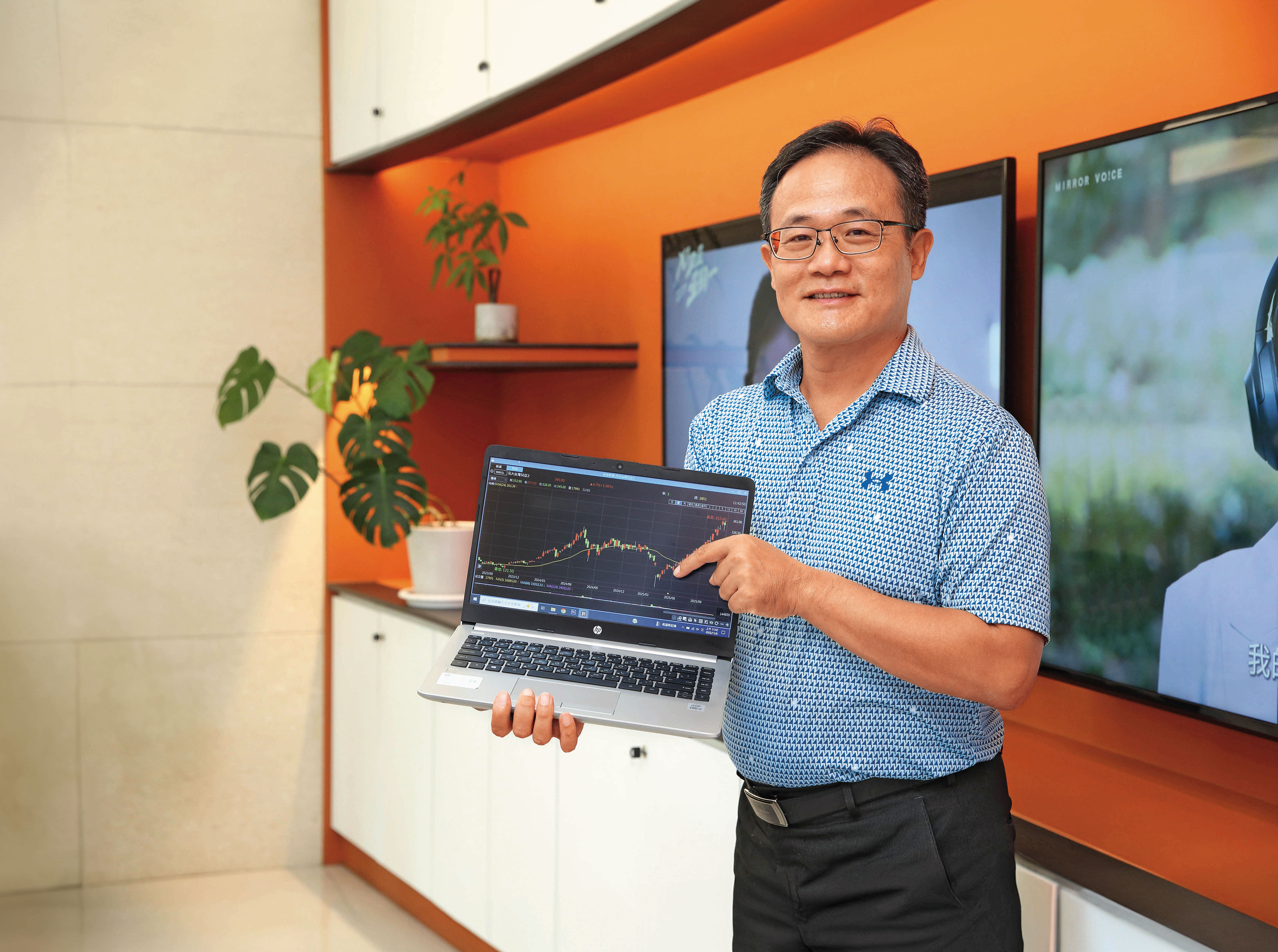 明道大學商管學院前院長林原勗,靠半年線滾出年化30%報酬。