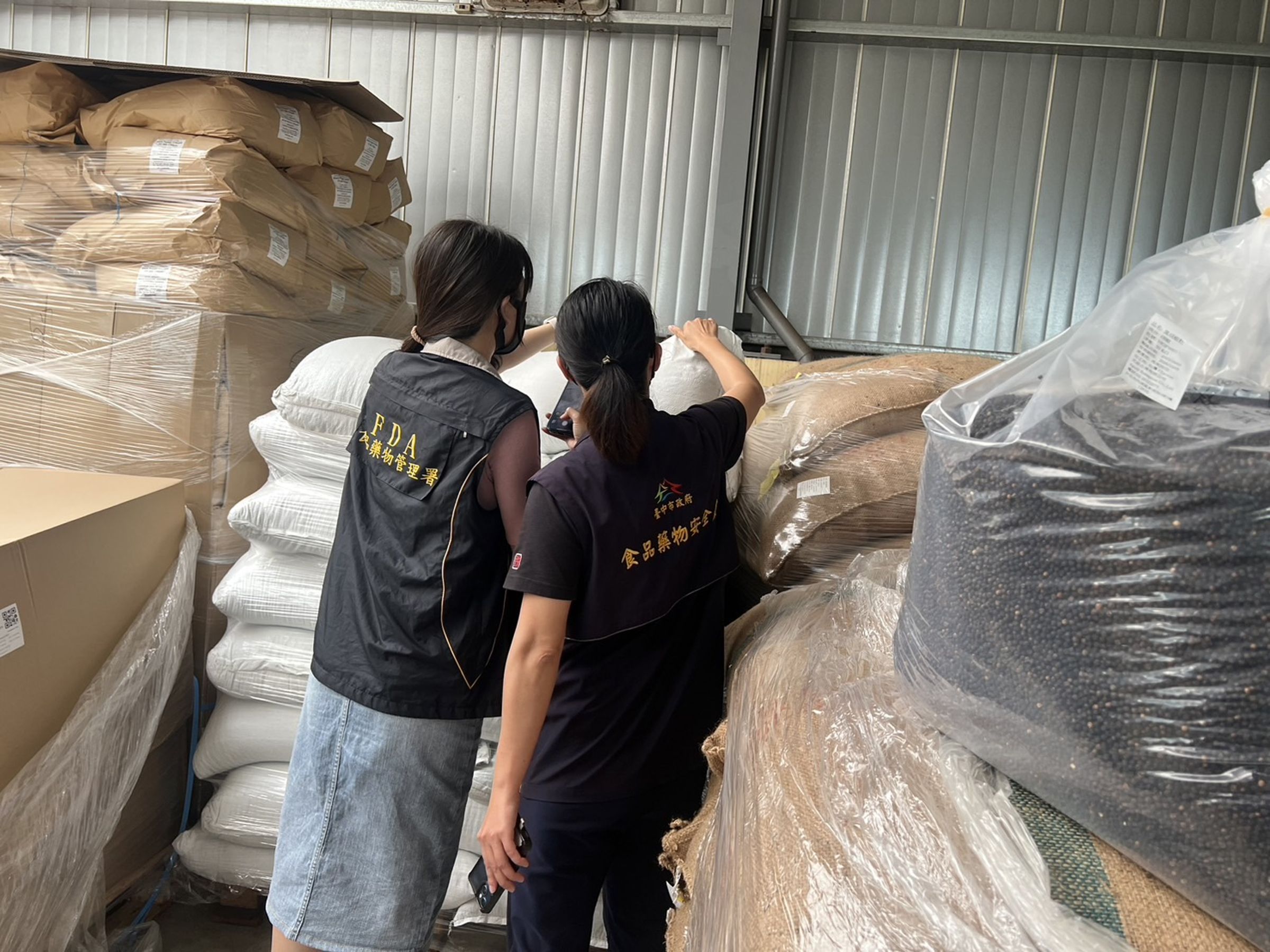 台中有3下游業者使用優奇黑胡椒粉,已通知下架,此外綠吔實業的古月粉被檢出蘇丹紅一事仍在調查中。(台中市府提供)