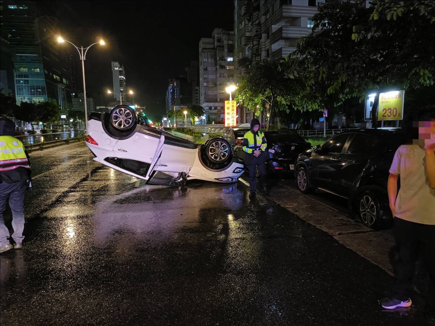 陳男颱風夜駕車因恍神連撞路邊3車。（翻攝畫面）