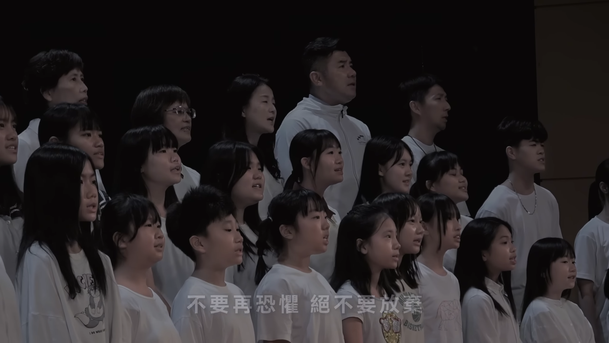 感動破防！孩子們手牽手齊唱，傳遞勇氣與愛，獻給519罹難者與家屬。（翻攝自YouTube @新北市安溪國民中學）