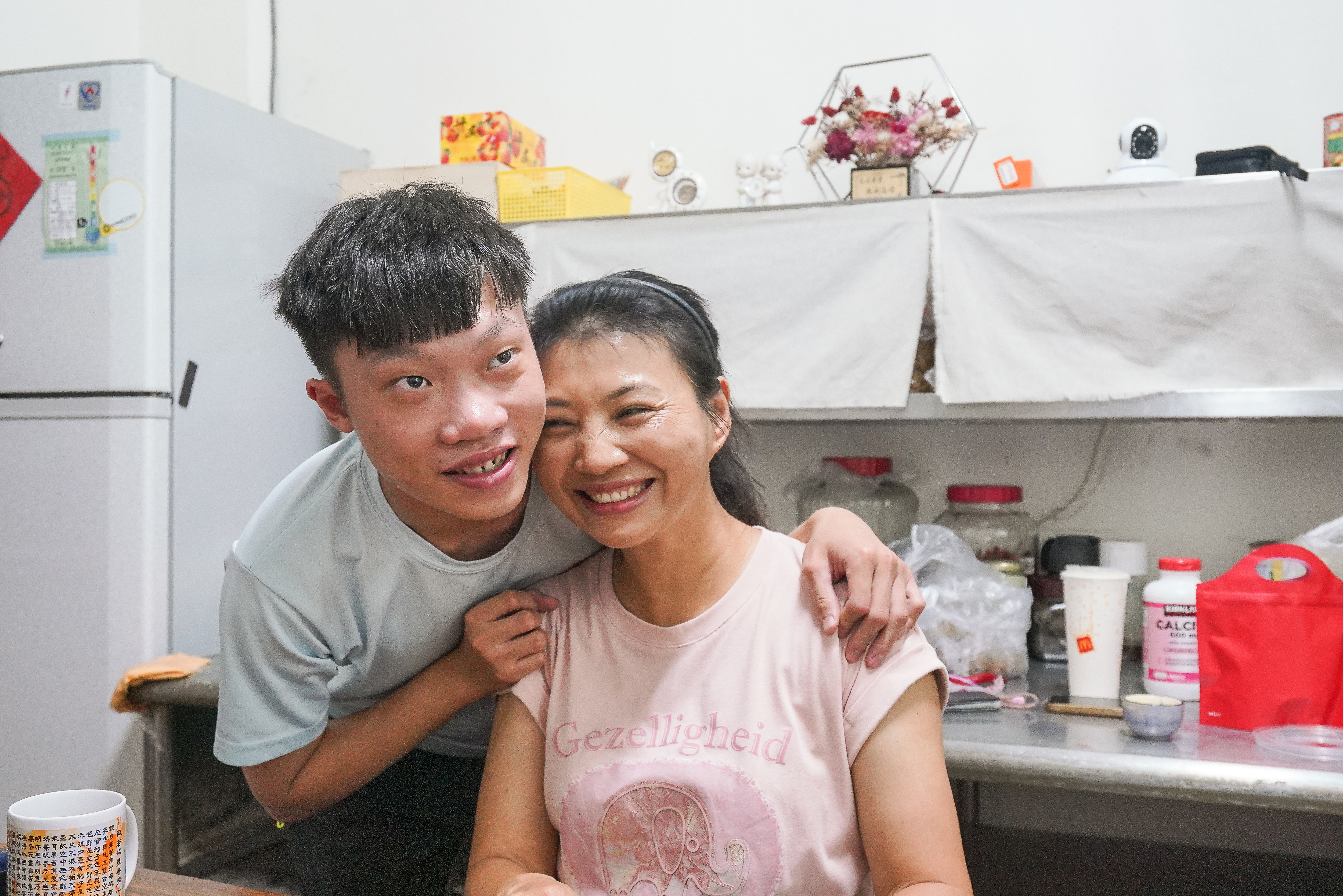 張豔君（右）為照顧兒子蕭禾翊（左）而創業，母子感情甚篤。