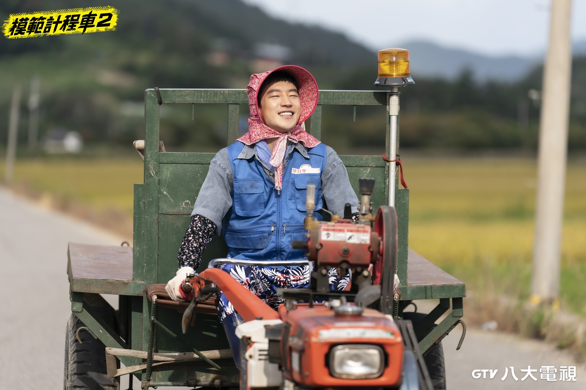 八大電視韓劇《模範計程車2》李帝勳為了查案變換各種角色。(八大戲劇台提供)