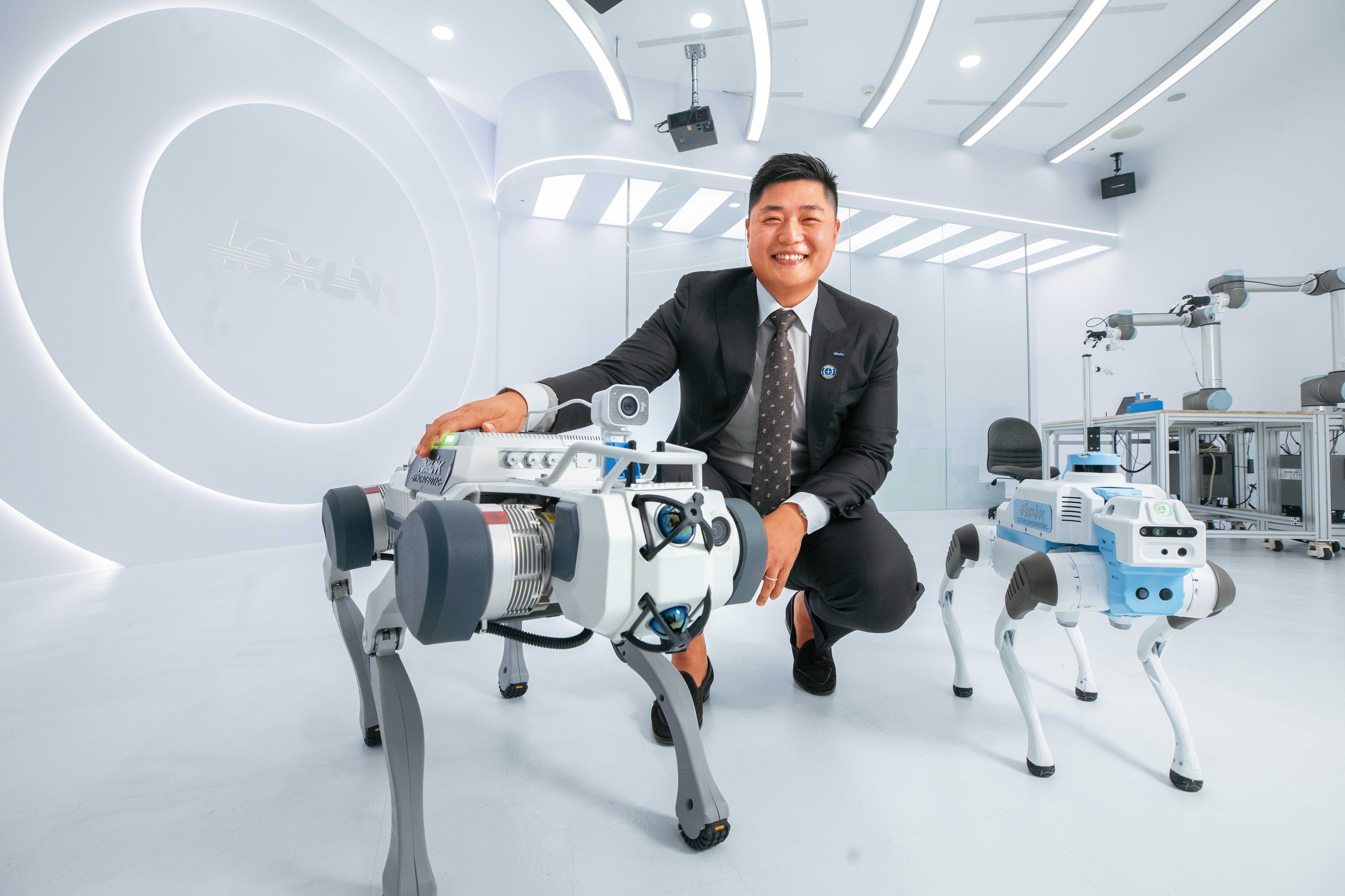 正崴集團董事長郭台強之子郭守富（圖），主導集團AI轉型，他接受本刊專訪時，秀出新開發出的四足機器人。