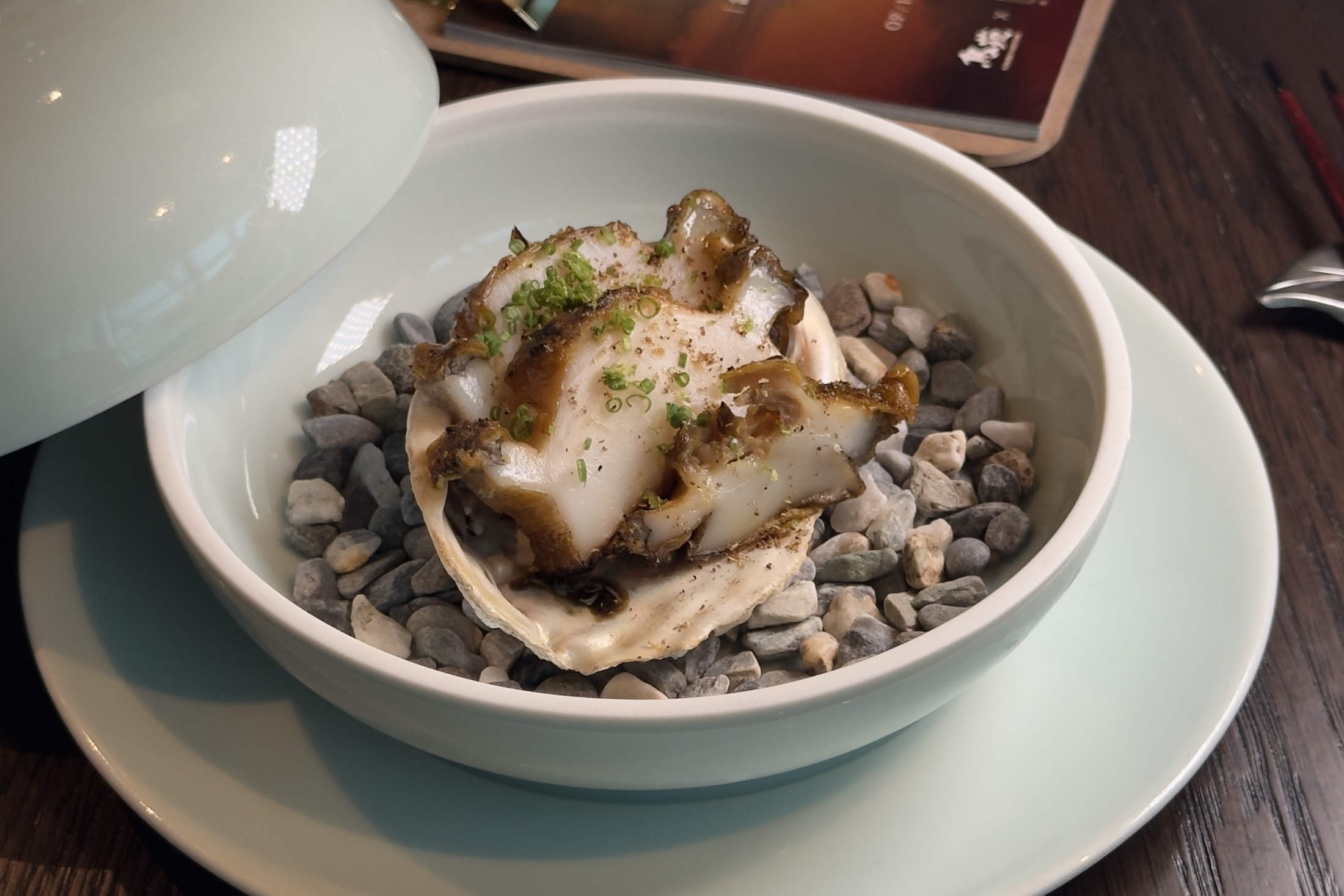 「烤鮑魚」以鮑魚肝調製醬汁，反覆刷烤4至5次，每層收乾後再疊香，讓濃郁醬香包裹鮑魚的彈嫩鮮味。