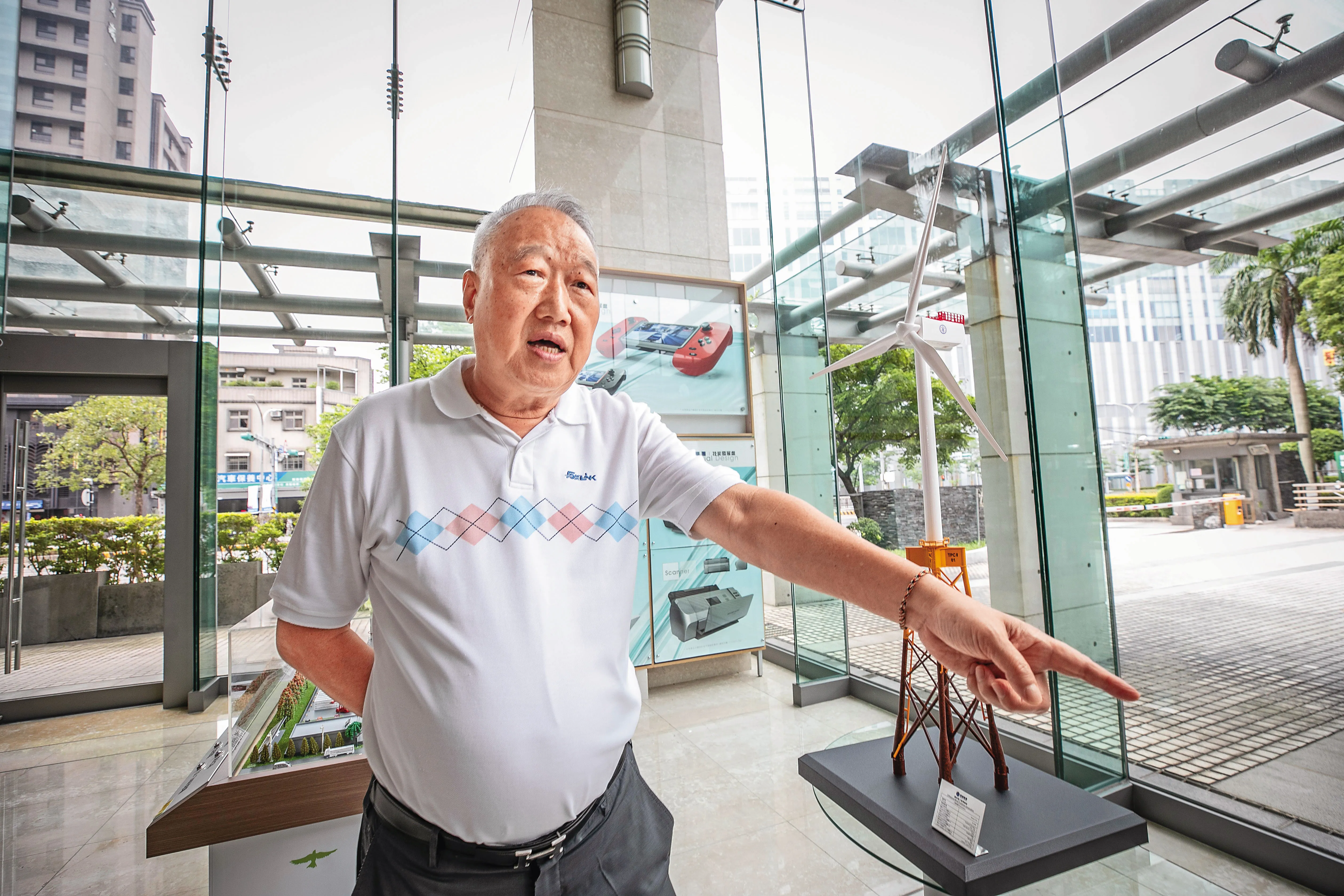 郭台強近年積極布局綠能事業，但富崴承攬台電離岸風電二期工程失利，讓股價一度飆破192元的森崴黯然下市。