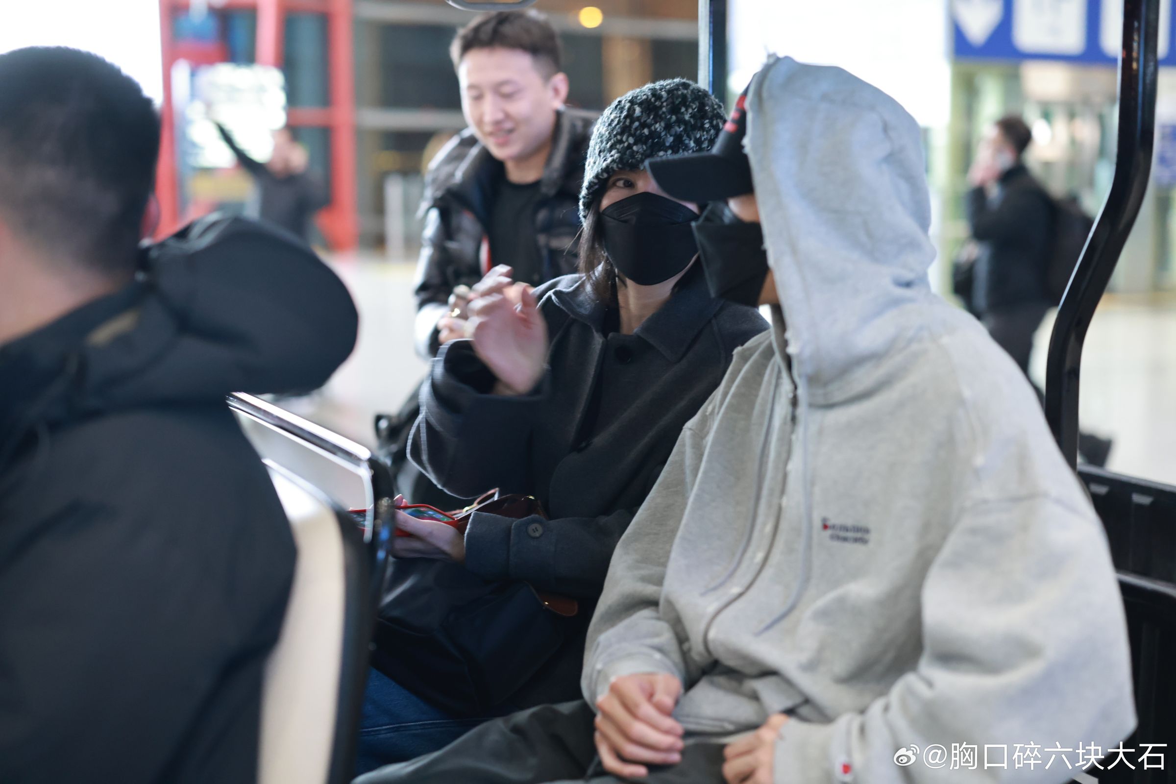 坐在擺渡車上2人靠近私語,就像一對老夫老妻。(微博照片)