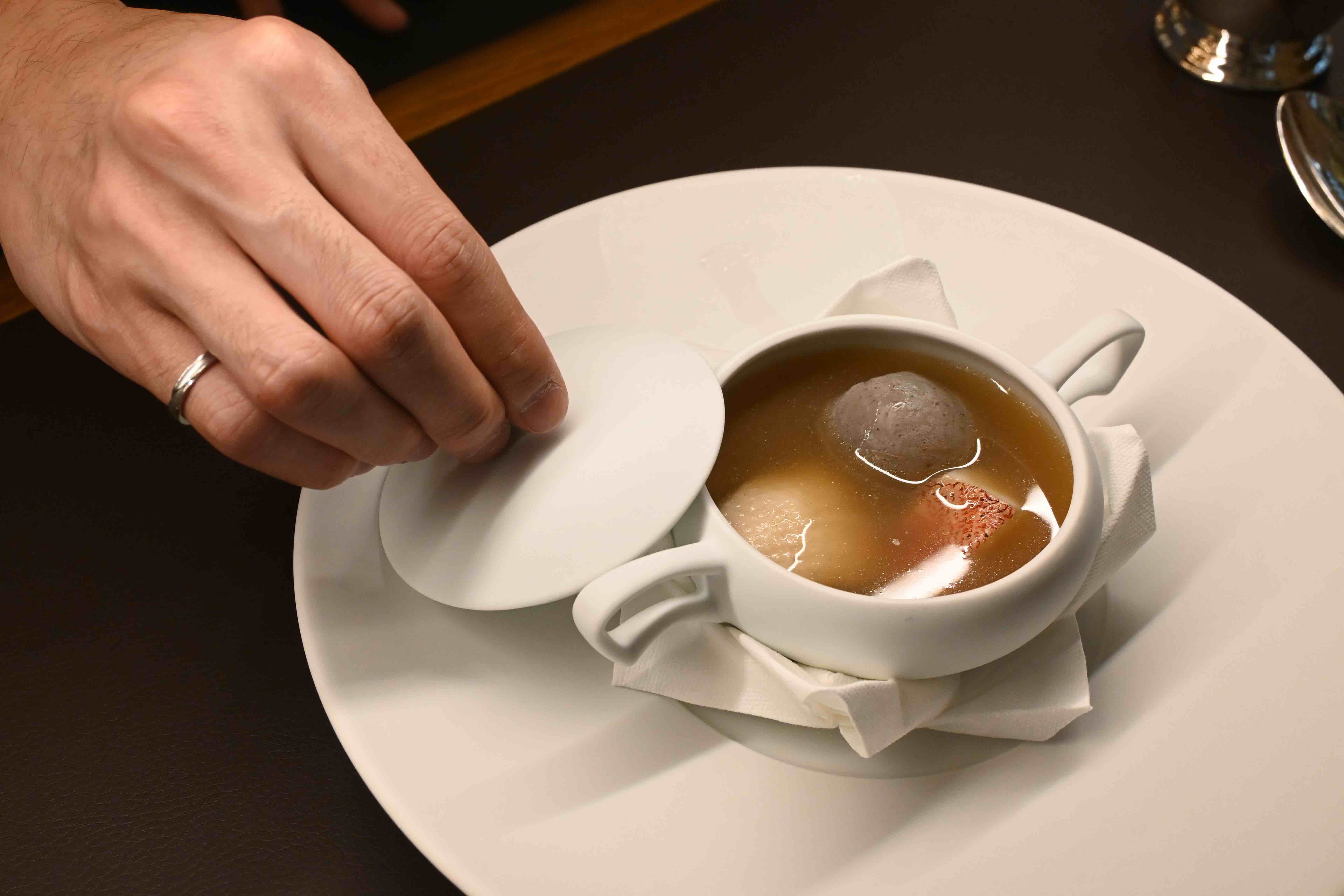 「Turtle Soup from 1887」向萊佛士酒店百年前的經典食譜致敬,以雞爪、魚皮熬湯,並以石斑魚取代原本的鱉,並加入雞肉與蒟蒻。(新幣38元/份,約NT$952)