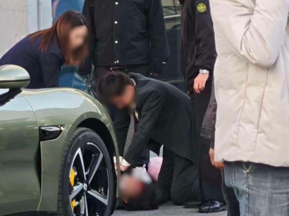 中國浙江省杭州市，一名小米SU7車主剛交車，便在倒車過程中撞死銷售業務員。（翻攝自微博）