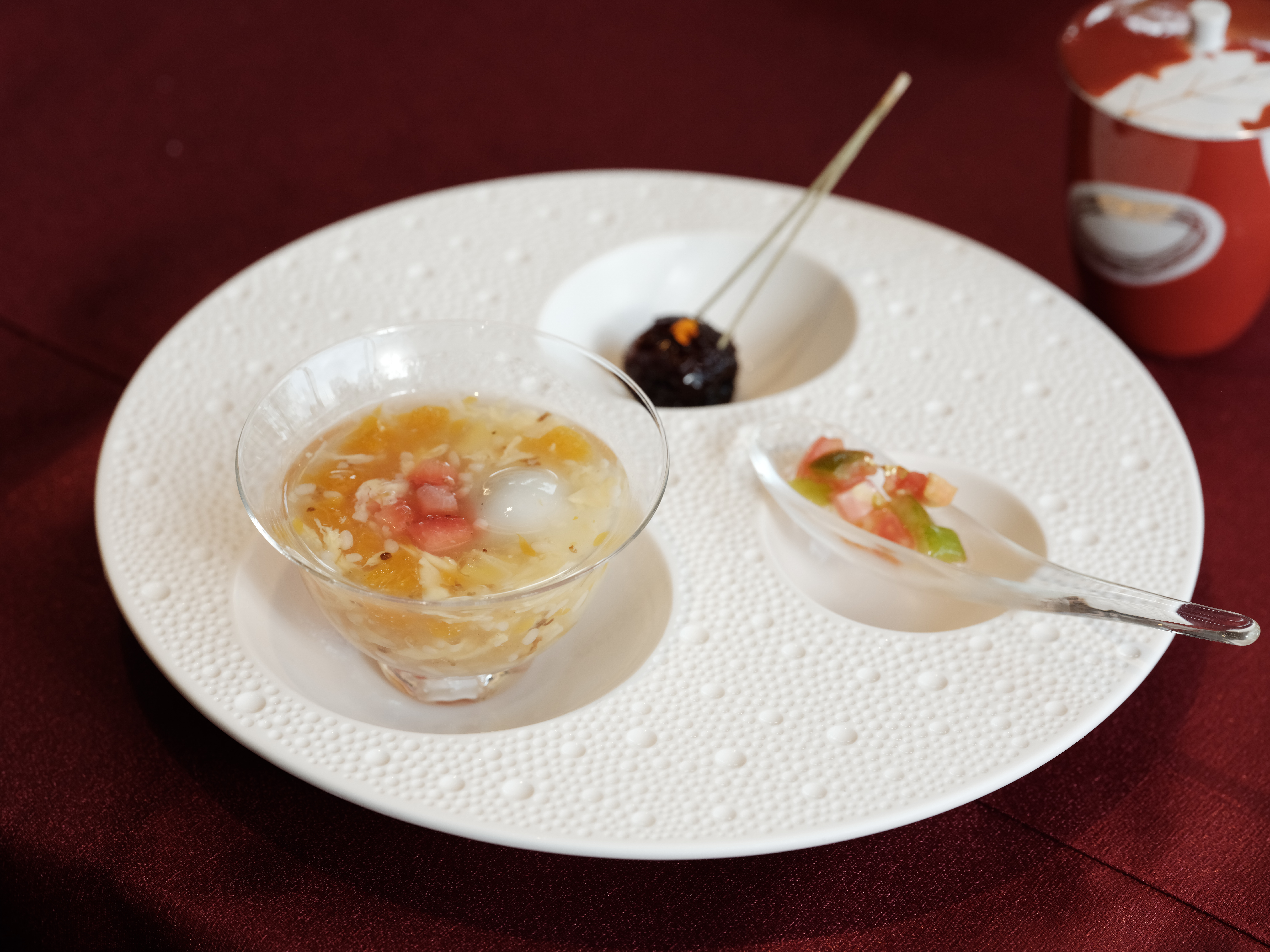 甜點盤「梅香番茄醉棗圓」把梅汁番茄、酒香醉棗與酒釀湯圓共聚一盤。（老新台菜提供）