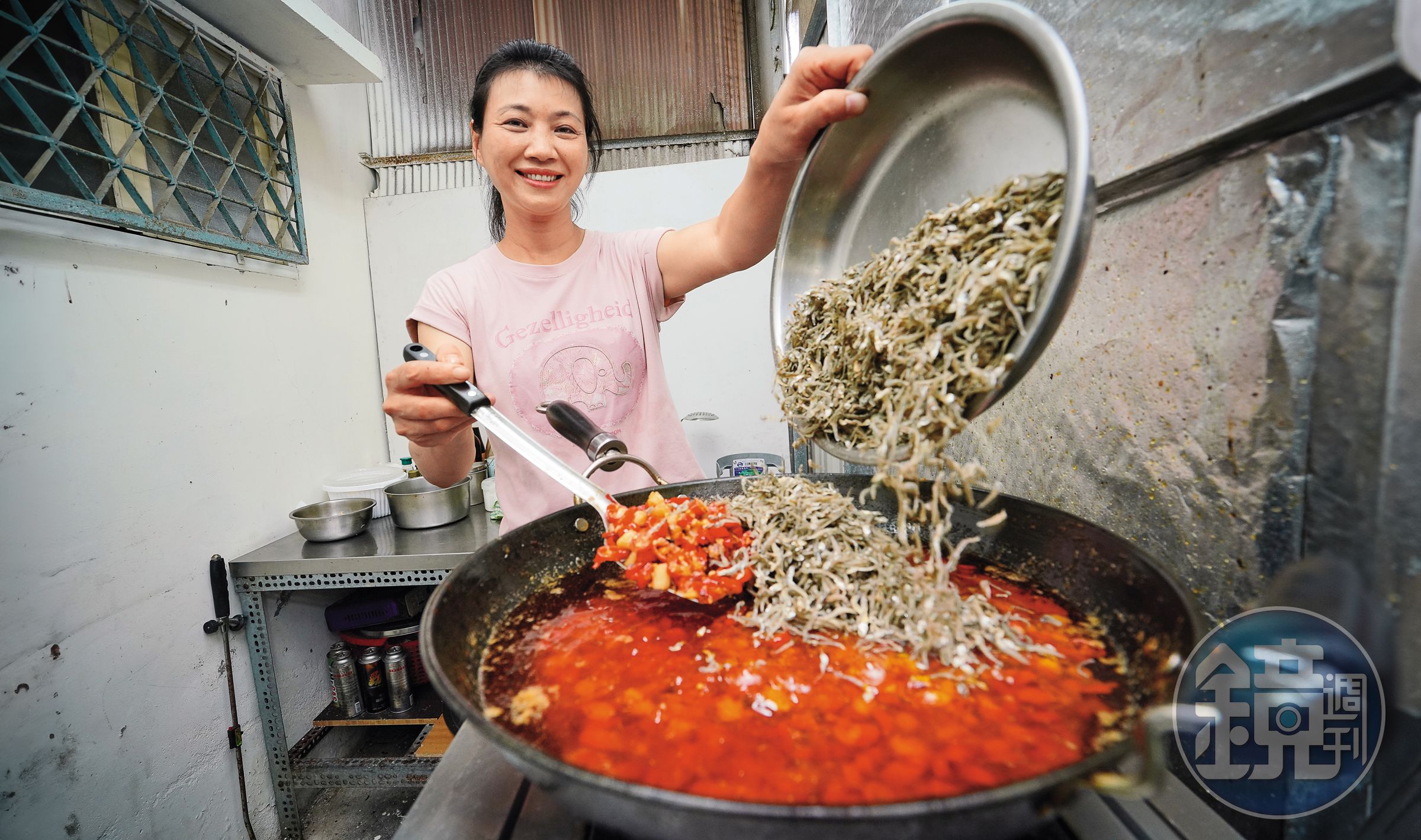 張豔君以家鄉廣西的剁椒、小魚乾和蒜頭製作干貝醬，降低腥味，增加香氣，成功做出市場差異性。