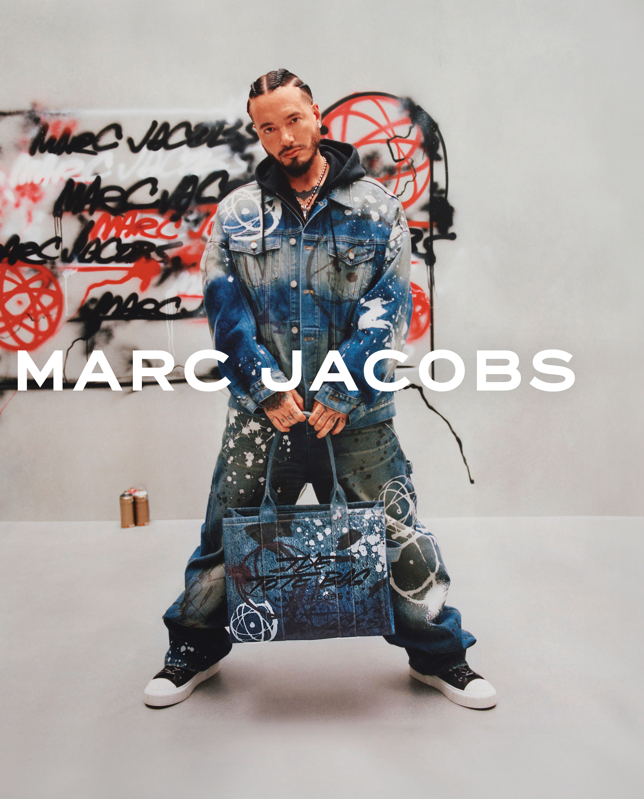 MARC JACOBS X FUTURA限量聯名系列邀來哥倫比亞雷鬼歌手J Balvin參與拍攝。插畫丹寧夾克 NT$26,200、寬版插畫丹寧長褲 NT$19,800、TOTE帆布包 NT$15,400。(美之心提供)