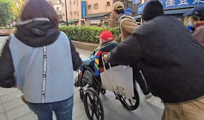 68歲賴姓婦人上月與擁8億身價的102歲王姓人瑞登記結婚，從看護升格「繼母」，引發家屬質疑覬覦高額家產，上演醫院門口搶人戲碼。（翻攝畫面）