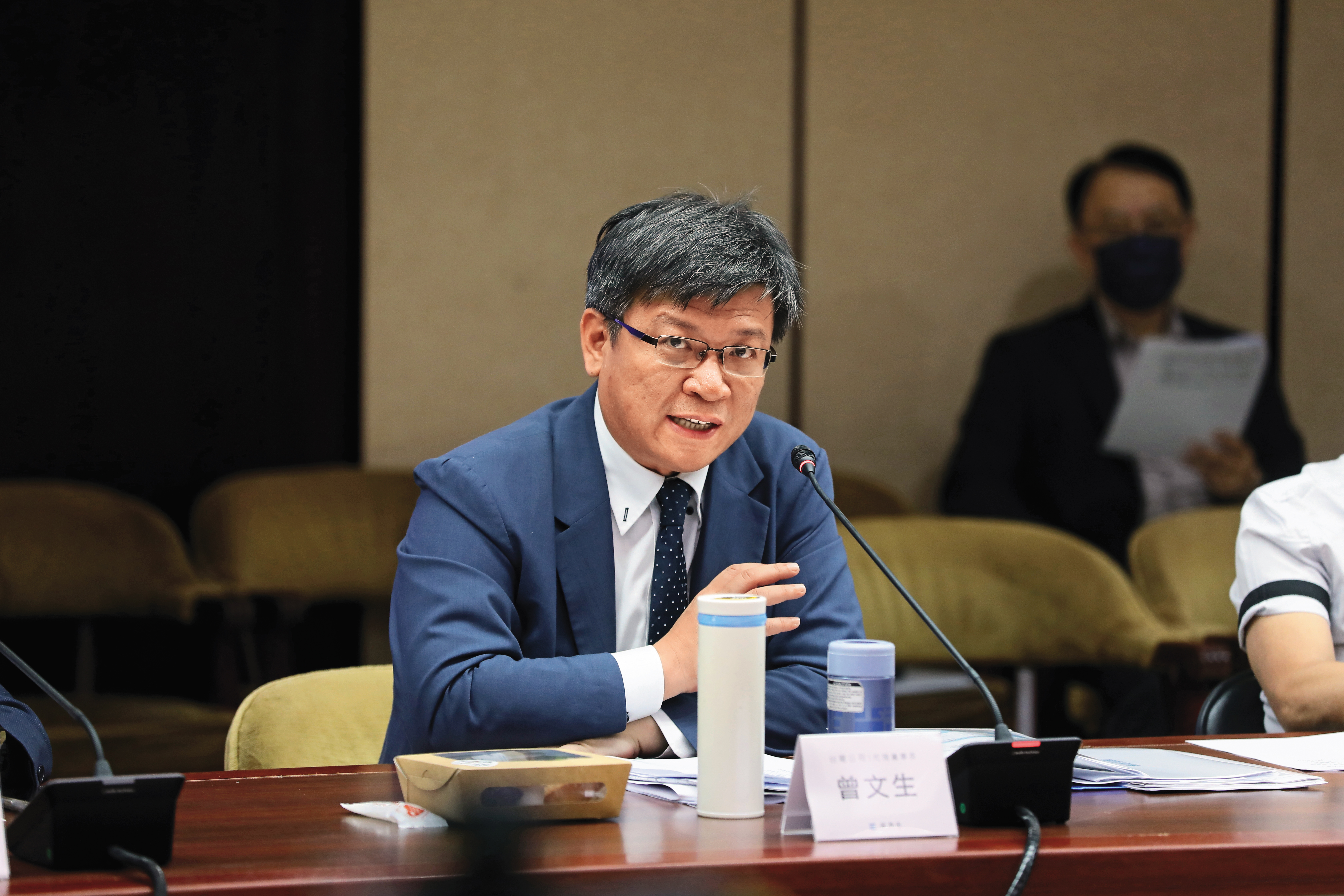 台電董事長曾文生被立委要求減少煤炭發電比例，他直言不可能。