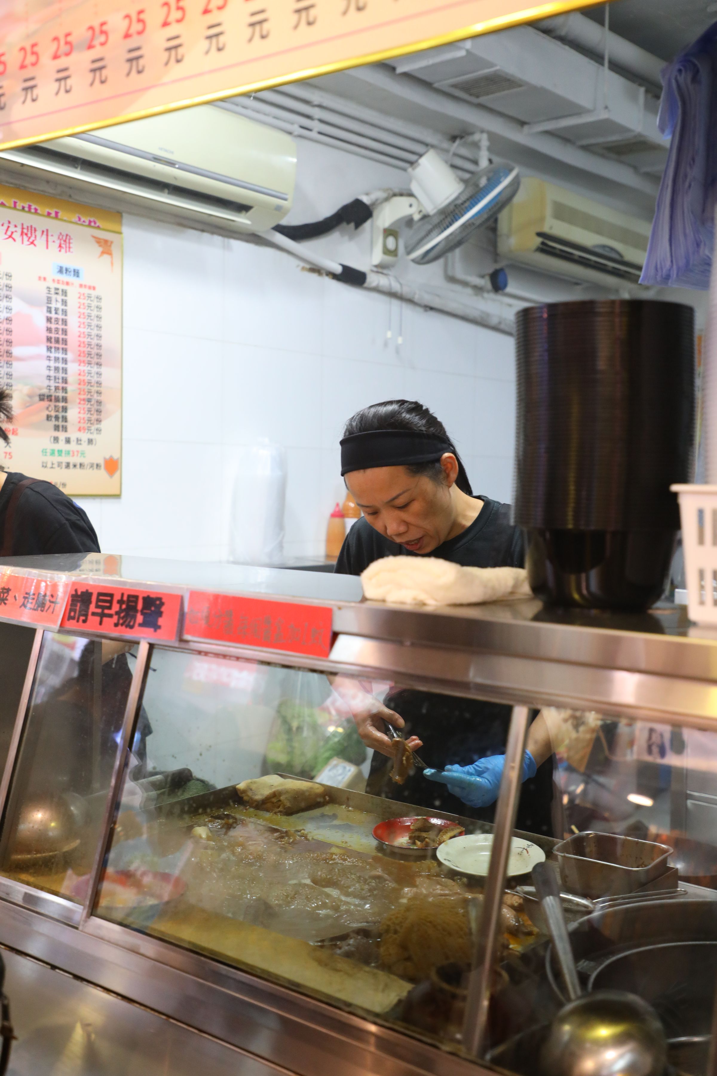 牛肚、牛肺、蘿蔔、柚皮都是饕客的熱門首選，任選雙拼港幣37元。