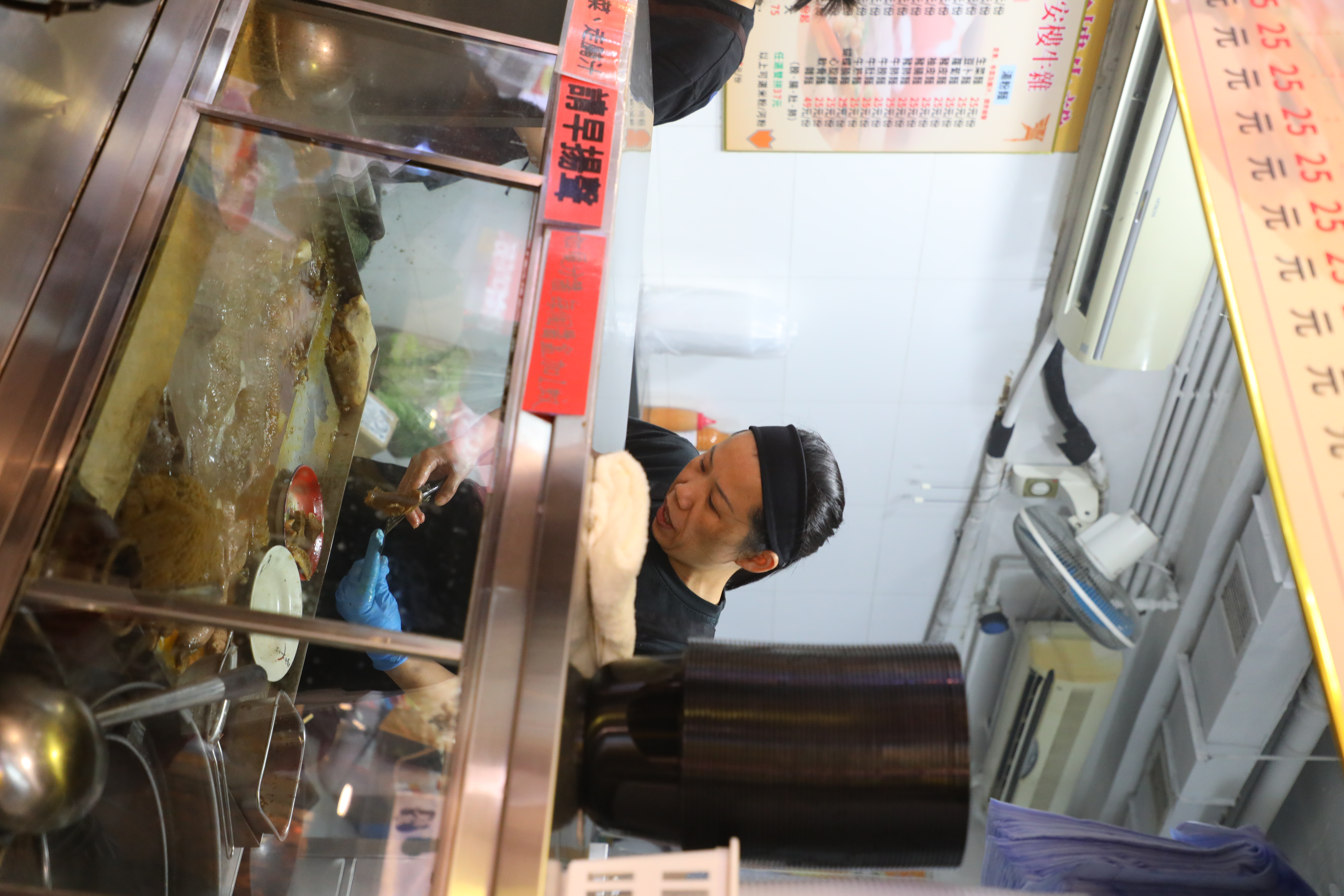牛肚、牛肺、蘿蔔、柚皮都是饕客的熱門首選，任選雙拼港幣37元。