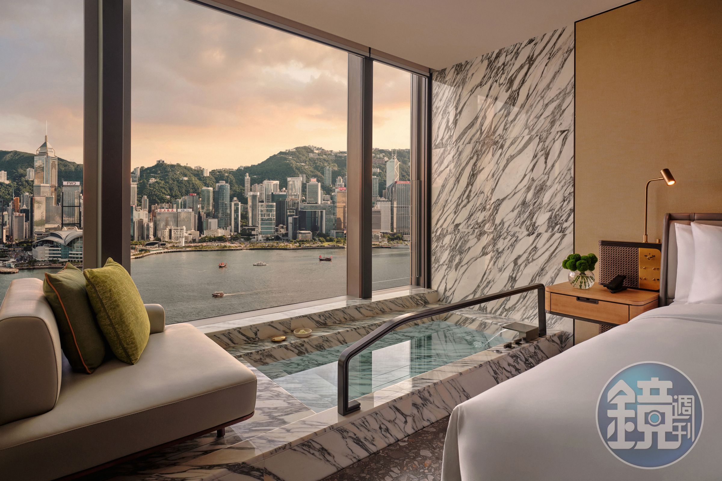 「Kimpton Harbour Suite」的下沉式大理石浴缸就在海景窗邊，同時也緊鄰床側。（尖沙咀金普頓提供）
