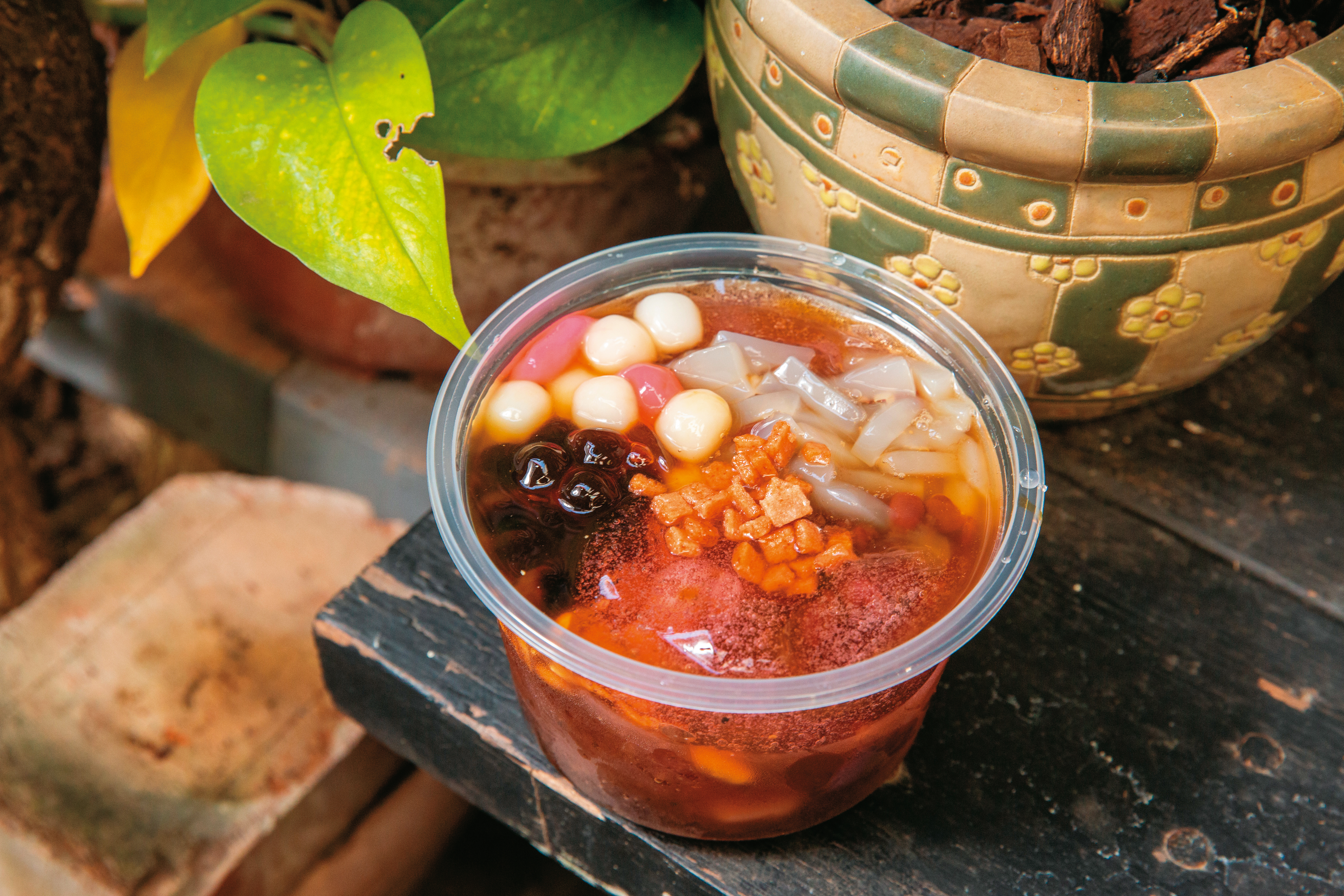 經典老四川冰粉的紅糖水甜而不膩，除了湯圓、珍珠等配料，其中切成小塊的山楂餅吃起來酸甜，口感更豐富。（60元／碗）