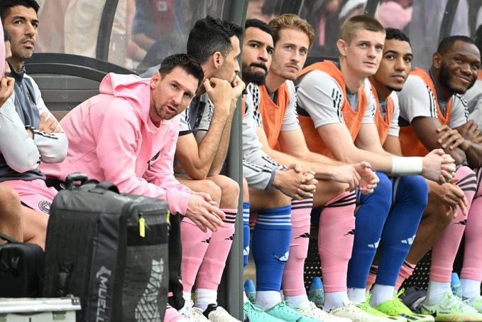 說好的梅西呢(左2)！他在香港整場坐冷板凳，4萬球迷大罵「騙錢」。（翻自X平台）