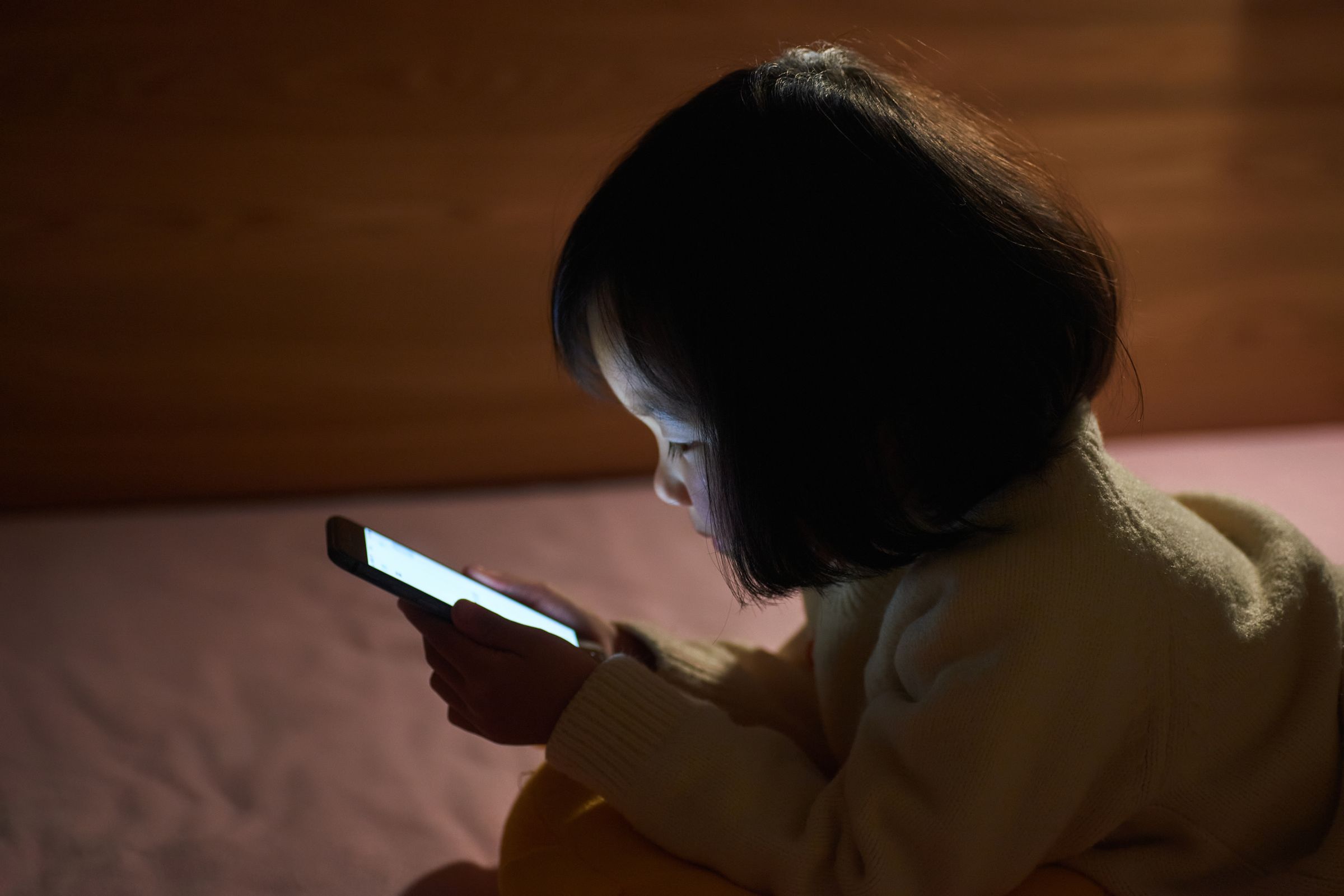 「短影音成癮」或是「抖音腦」的狀態逐漸被科學界視為影響心理與神經功能的重大行為風險。圖非當事人(東方IC)