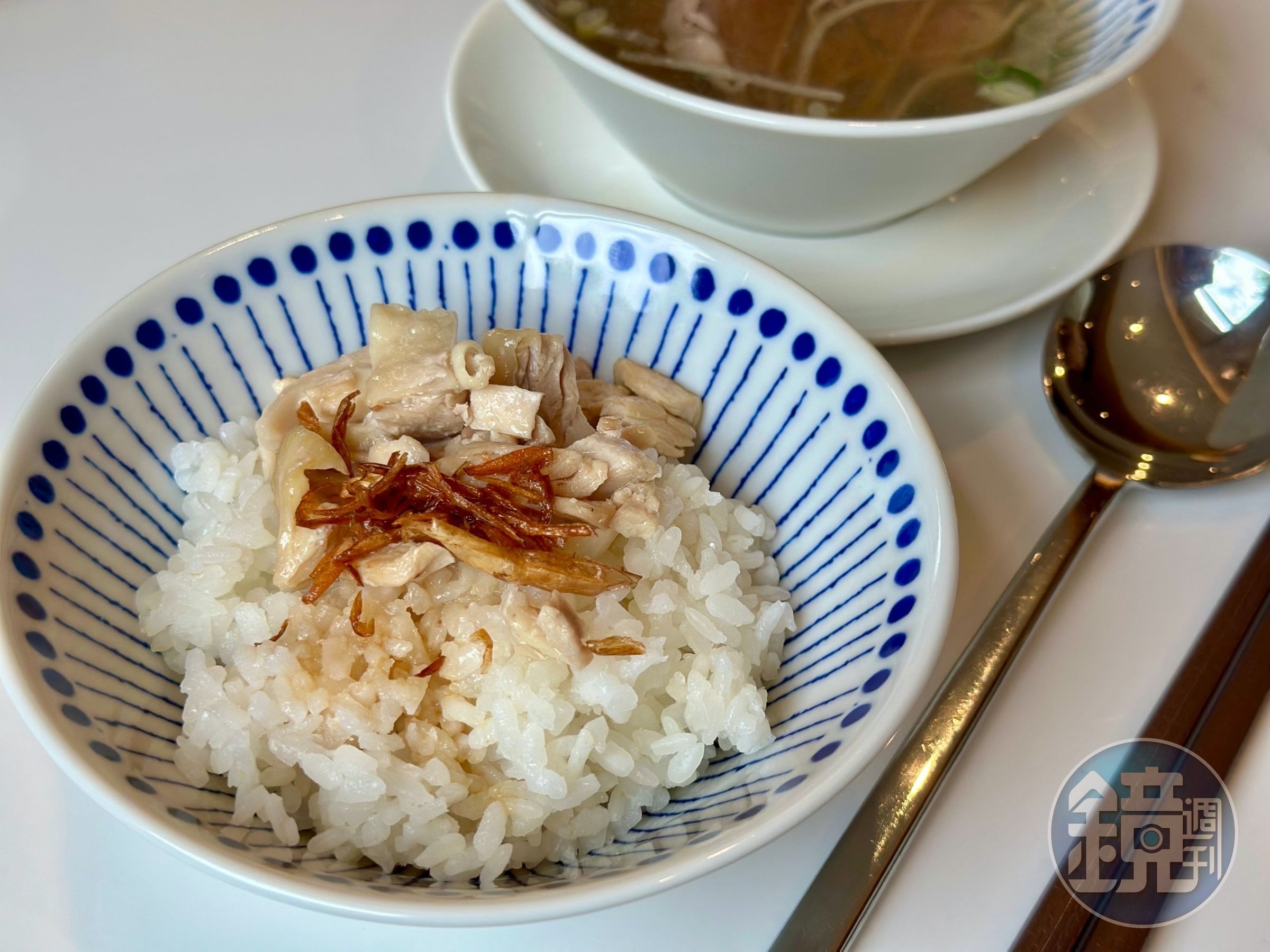 一大早就能品嘗到嘉義的經典小吃「嘉義雞肉飯」。