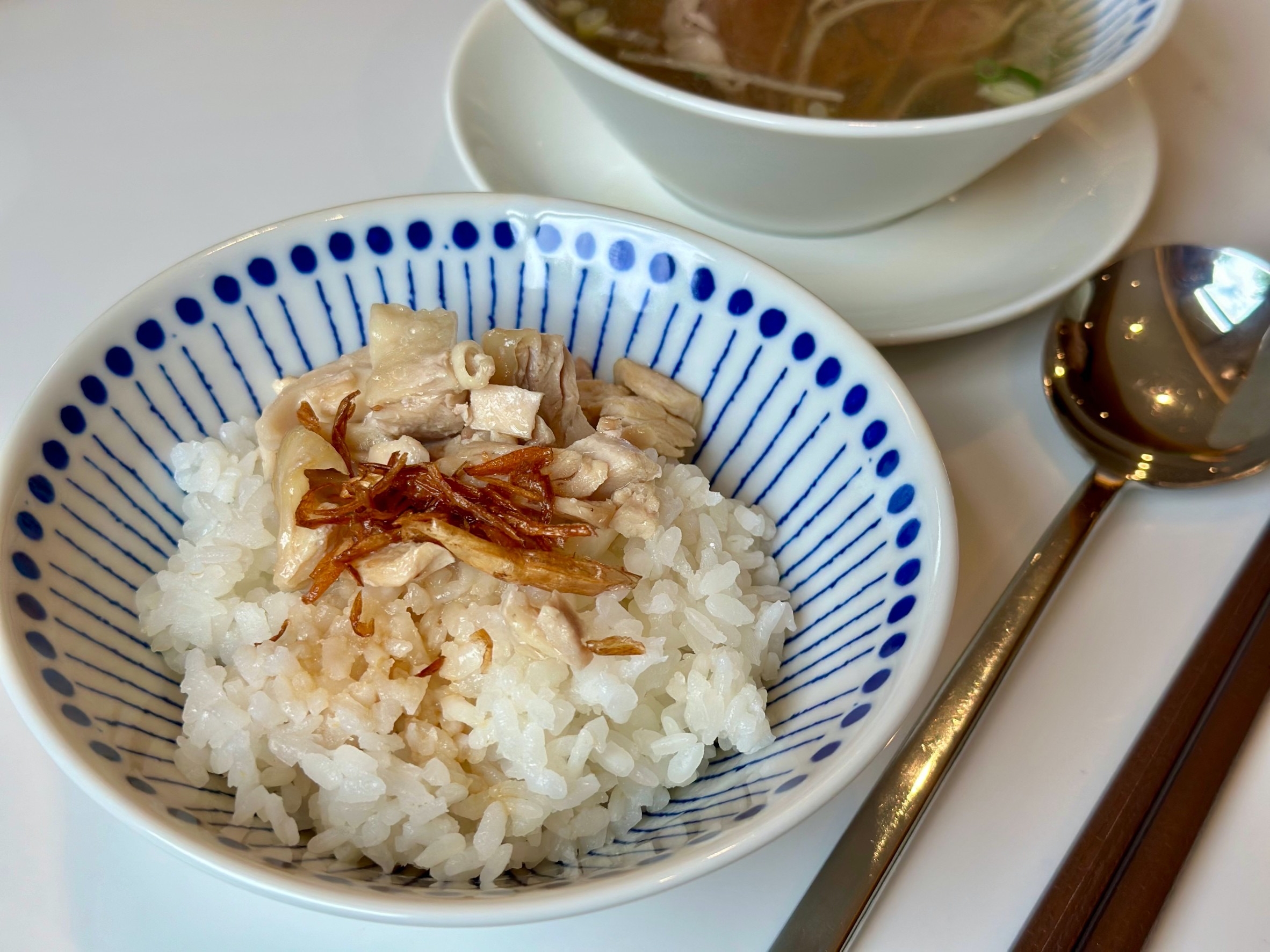 一大早就能品嘗到嘉義的經典小吃「嘉義雞肉飯」。