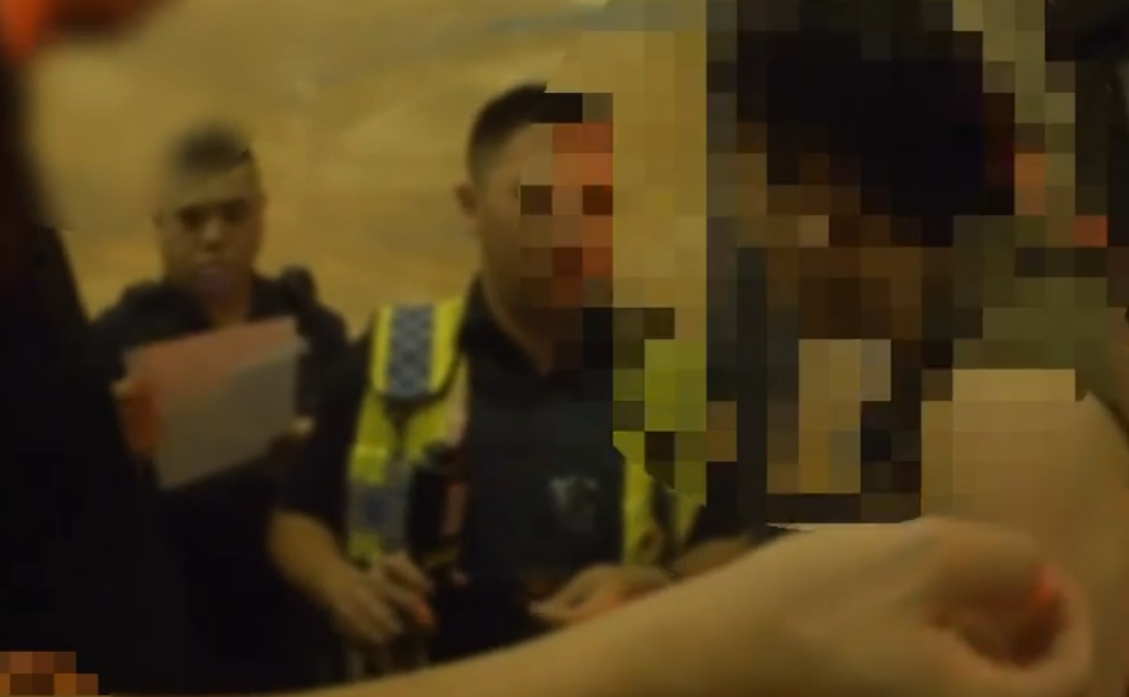 板橋一名高姓男子醉後鬧事，員警到場後警突出腳猛踹其下體。（翻攝畫面）