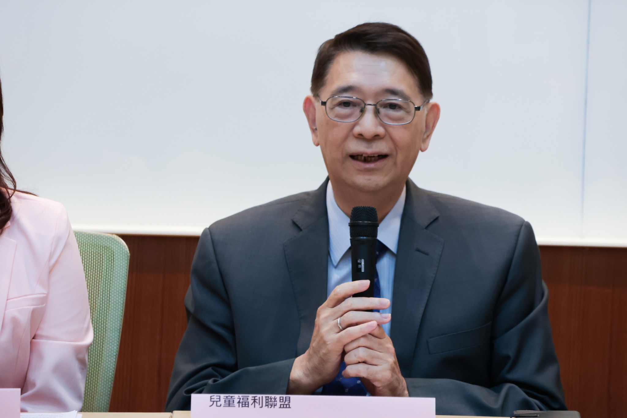 針對1歲男童剴剴受虐案,兒童福利聯盟董事長林志嘉今率同仁召開記者會鞠躬道歉。(翻攝自「兒福聯盟─孩子的守護者」臉書)