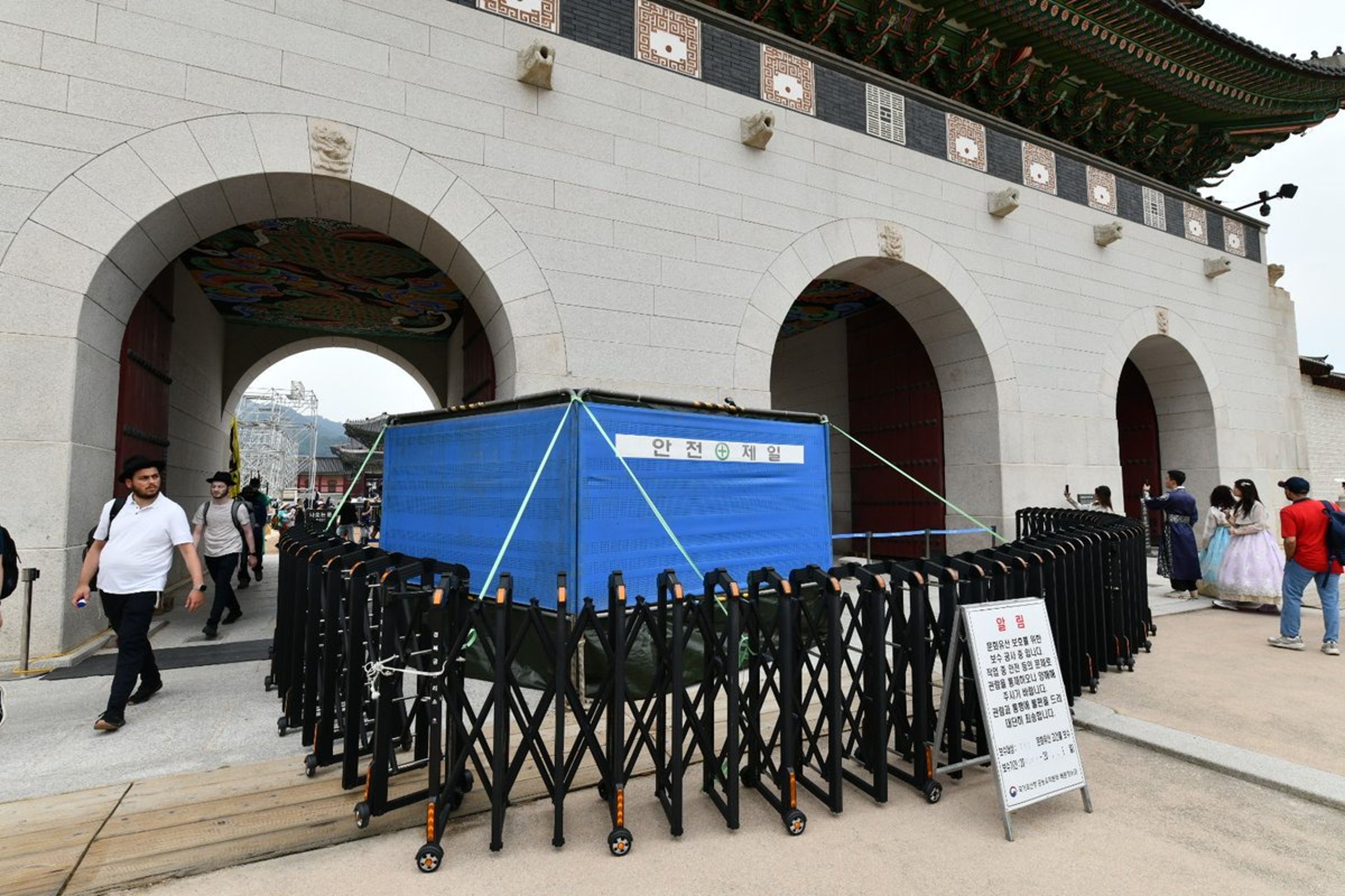 南韓國家遺產廳相關人員迅速清除掉景福宮光化門石牆上的塗鴉。（翻攝自臉書@국가유산청 ）