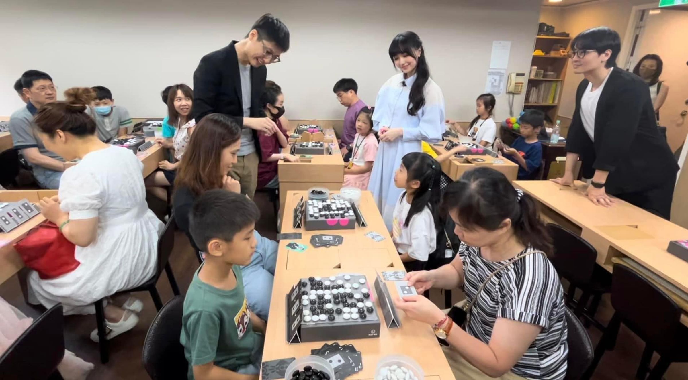 《烏鷺爭霸》已在圍棋教室提供試玩,吸引許多家長與孩子同樂。(黑嘉嘉圍棋提供)