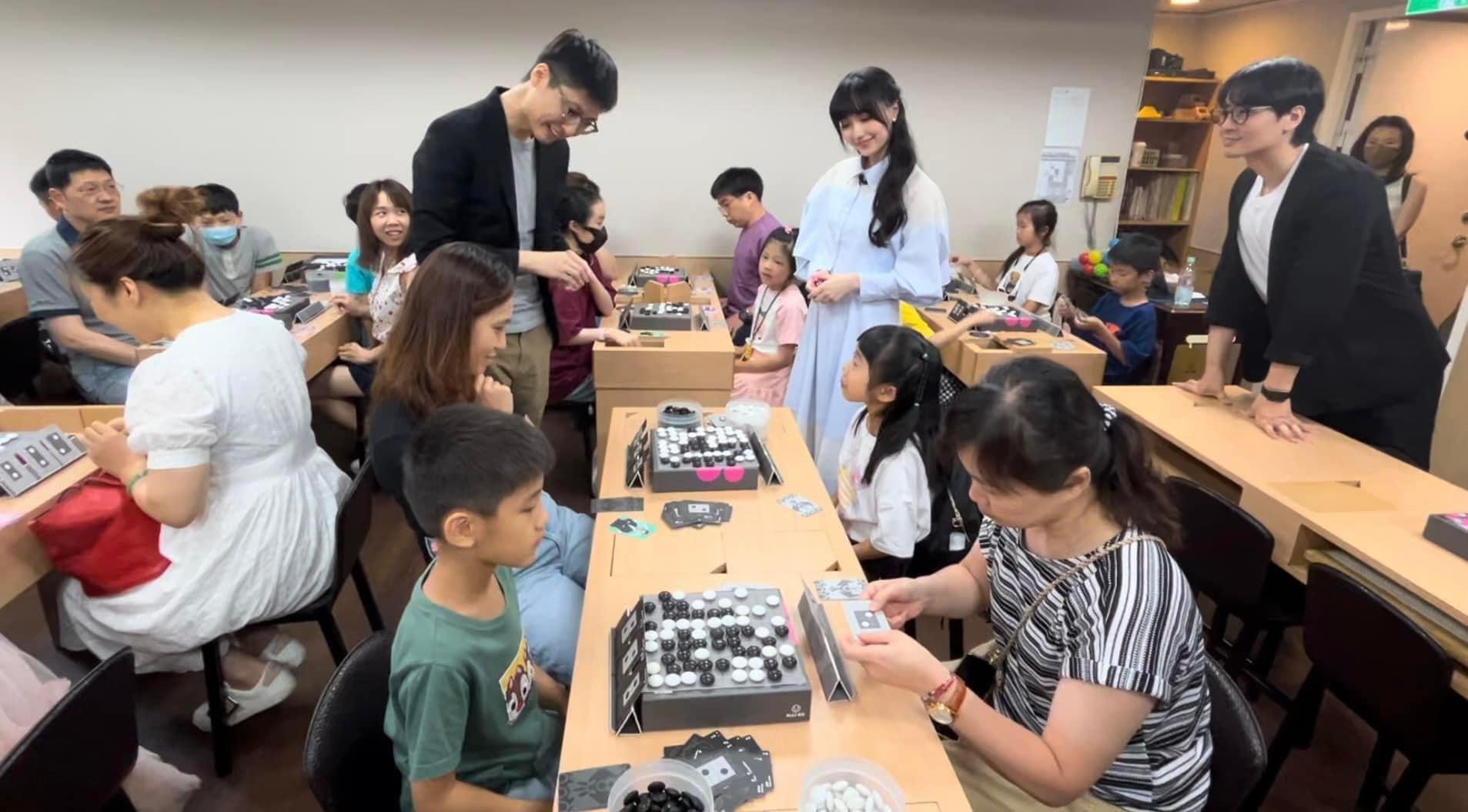 《烏鷺爭霸》已在圍棋教室提供試玩，吸引許多家長與孩子同樂。（黑嘉嘉圍棋提供）