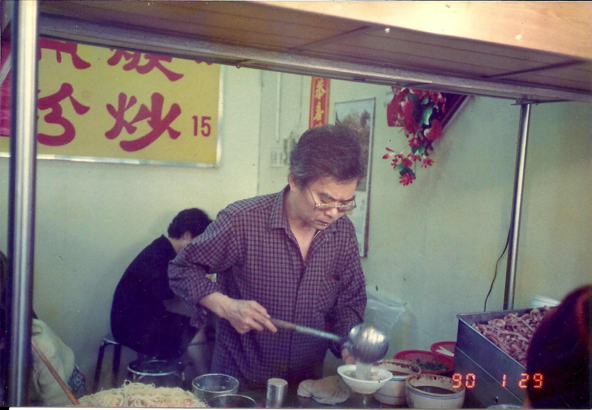 兩喜號第二代陳清水仍有角頭氣息，朋友來就收店喝酒（兩喜號提供）