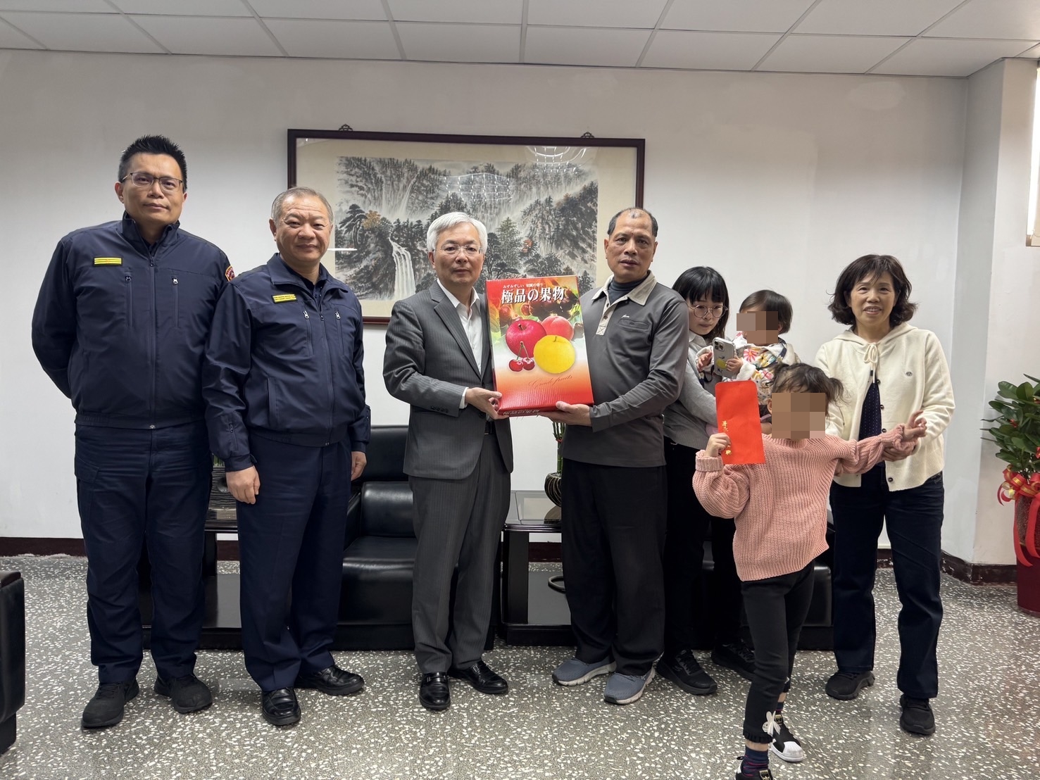 張榮興關懷遺眷吳女士與劉家成員辛苦的付出。（土城分局提供）