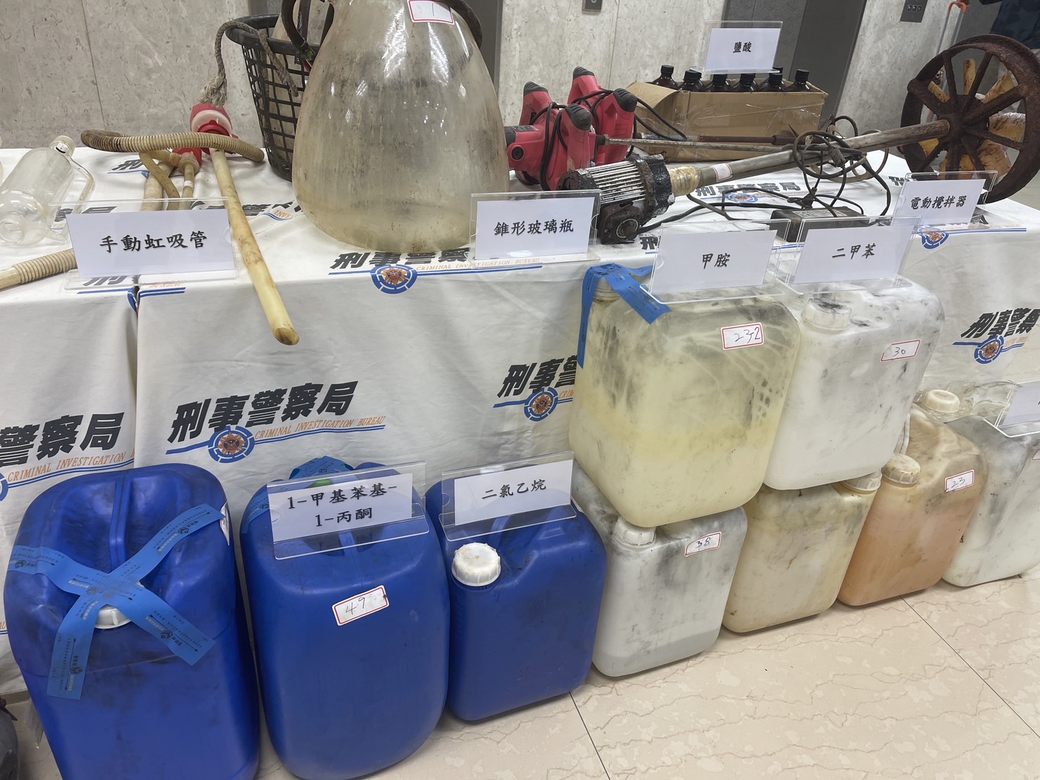警方查扣大批製毒工具、原料。