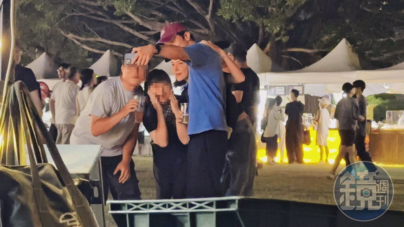 21：26 現場粉絲認出邱澤與許瑋甯後求合照，邱澤充當攝影師掌鏡，把粉絲哄得樂呵呵