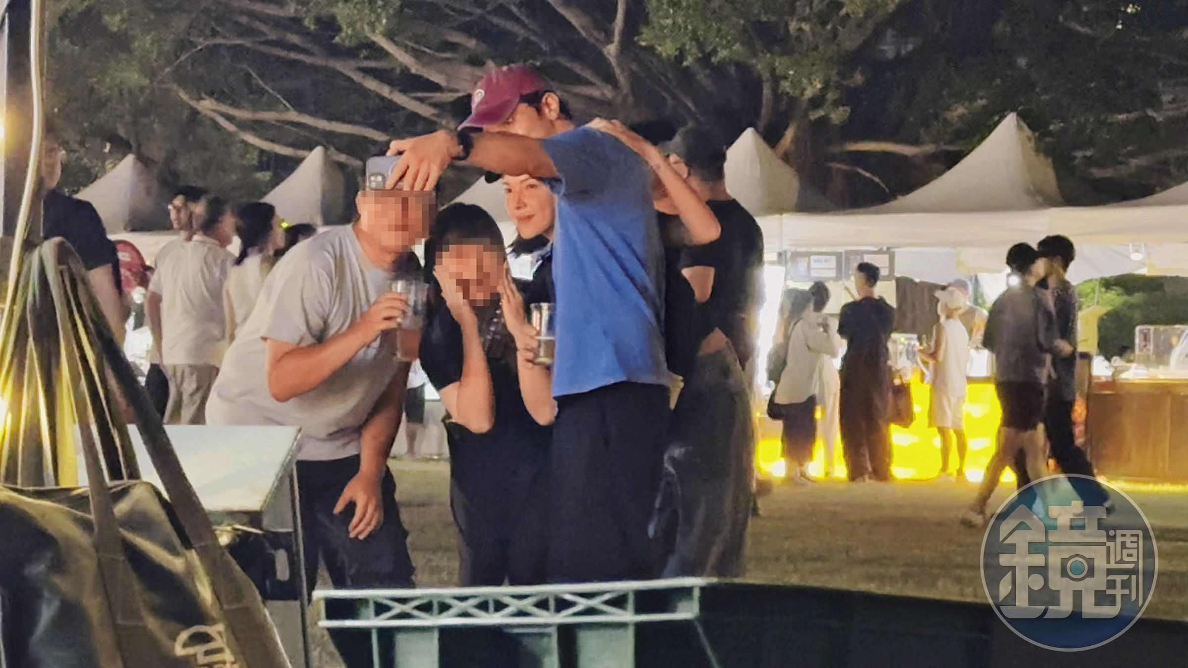 21：26 現場粉絲認出邱澤與許瑋甯後求合照，邱澤充當攝影師掌鏡，把粉絲哄得樂呵呵。