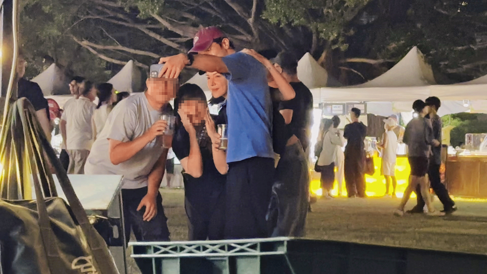 21:26 現場粉絲認出邱澤與許瑋甯後求合照,邱澤充當攝影師掌鏡,把粉絲哄得樂呵呵。