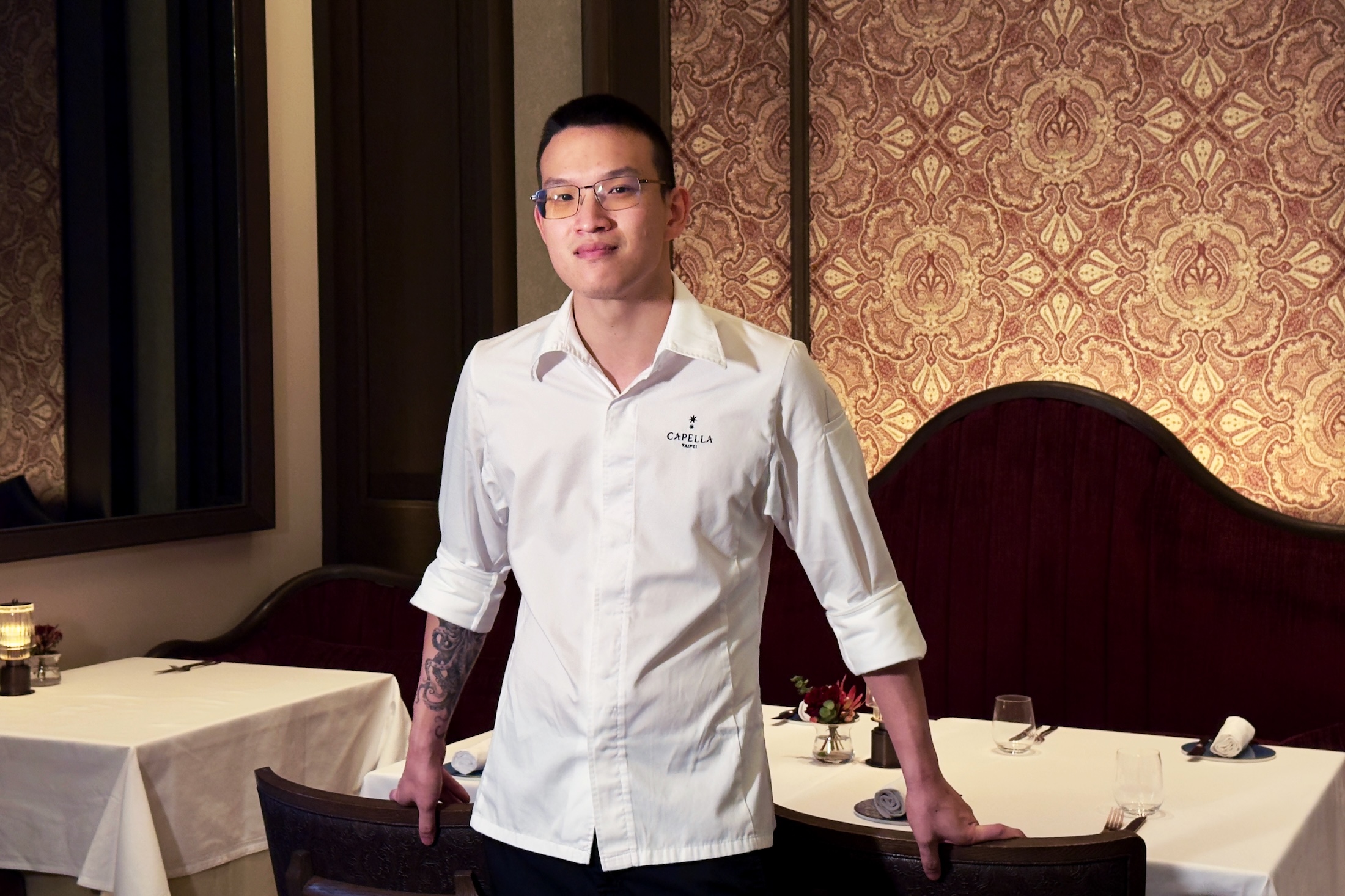 主廚吳澔（Grant Wu）曾歷練紐約米其林三星與曼谷二星餐廳，累積深厚法式料理技藝，也為焰28注入全新風味與生命力。