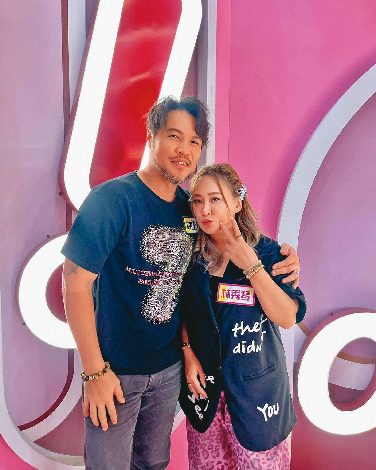 陳致遠（左）、林秀琴（右）勤跑通告賺錢還債。（翻攝自陳致遠IG）