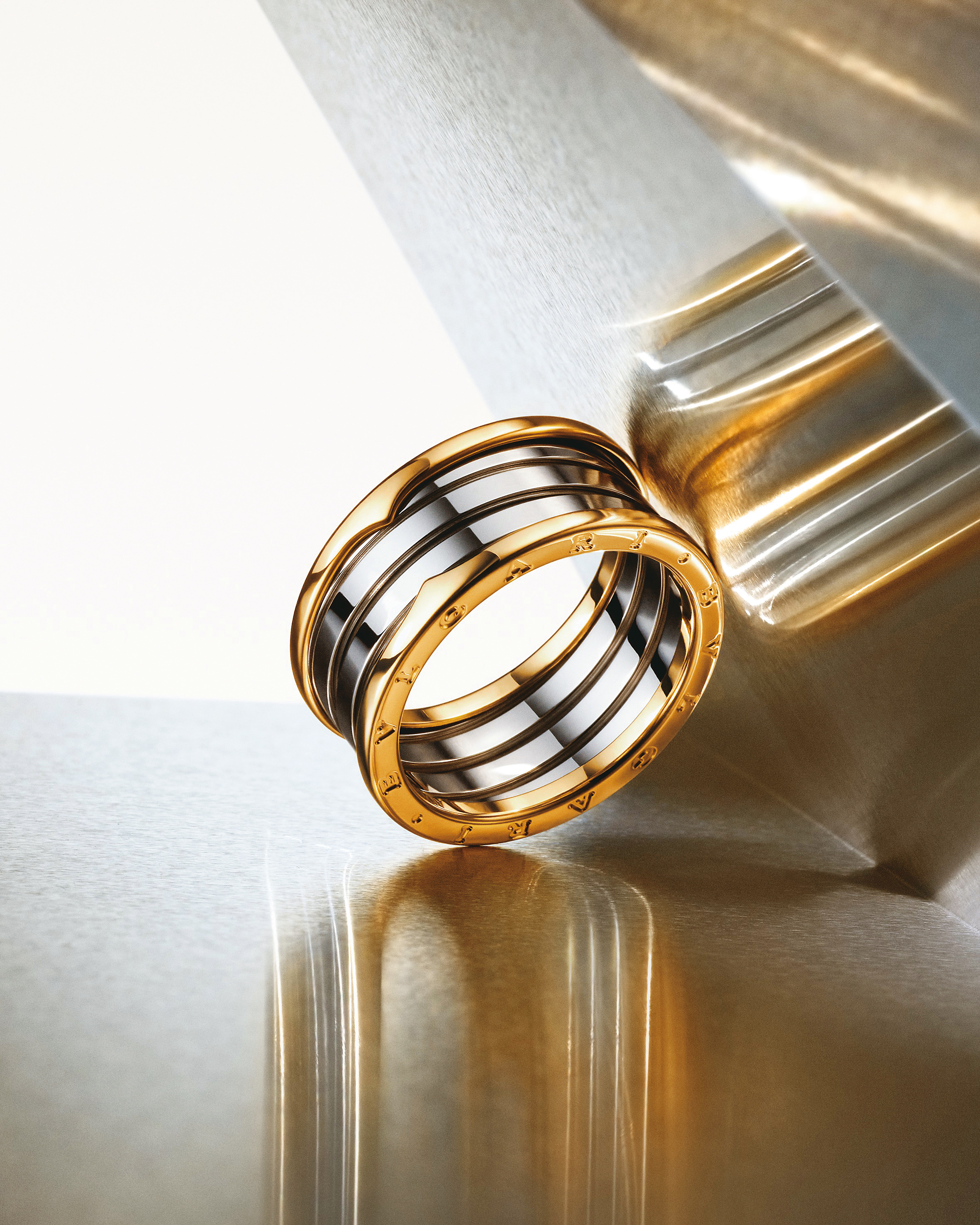 B.zero1 Gold & Steel四環戒指。NT$63,000（寶格麗提供）