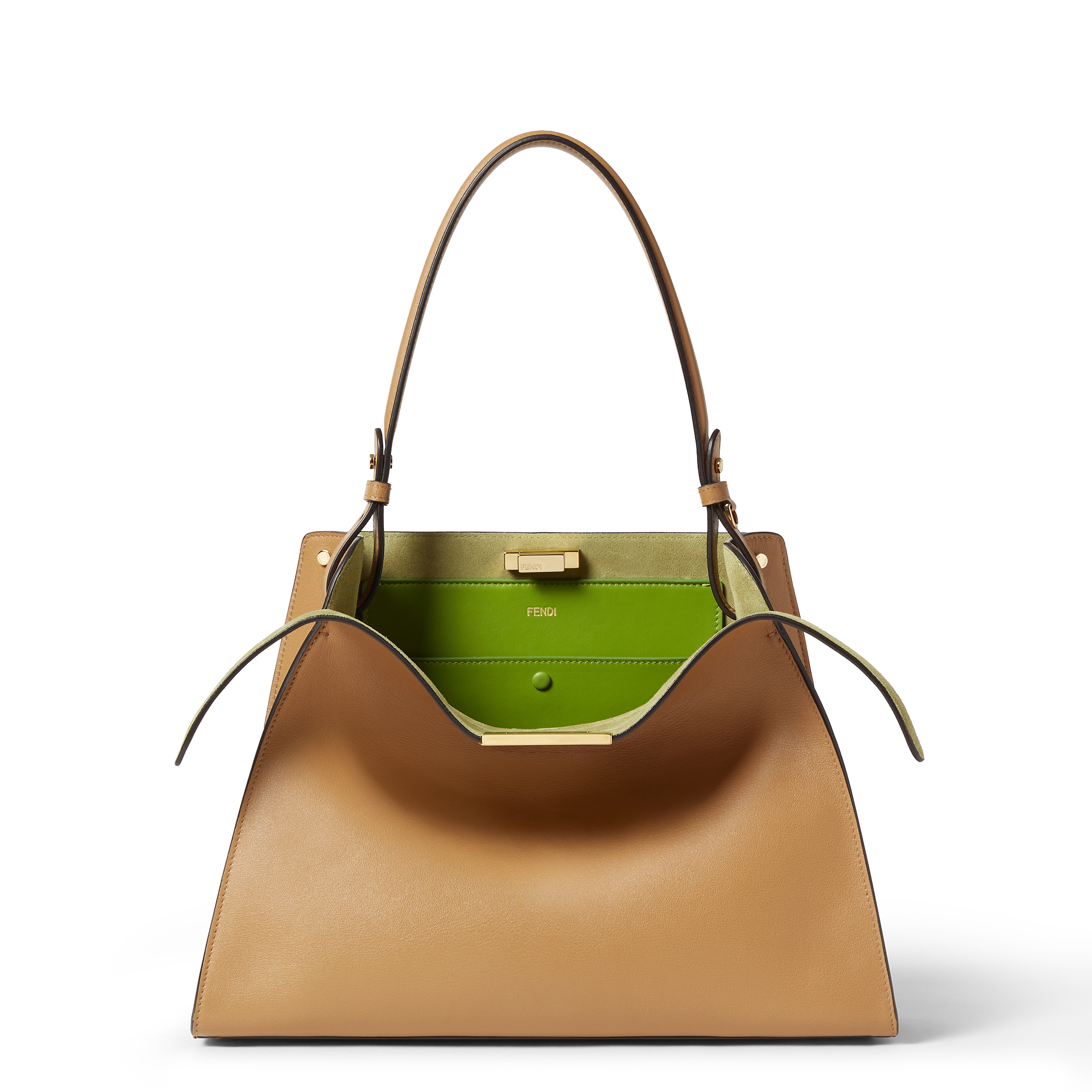 FENDI Way中型款式。卡布奇諾色皮革和森林綠麂皮NT$130,000。(FENDI提供)