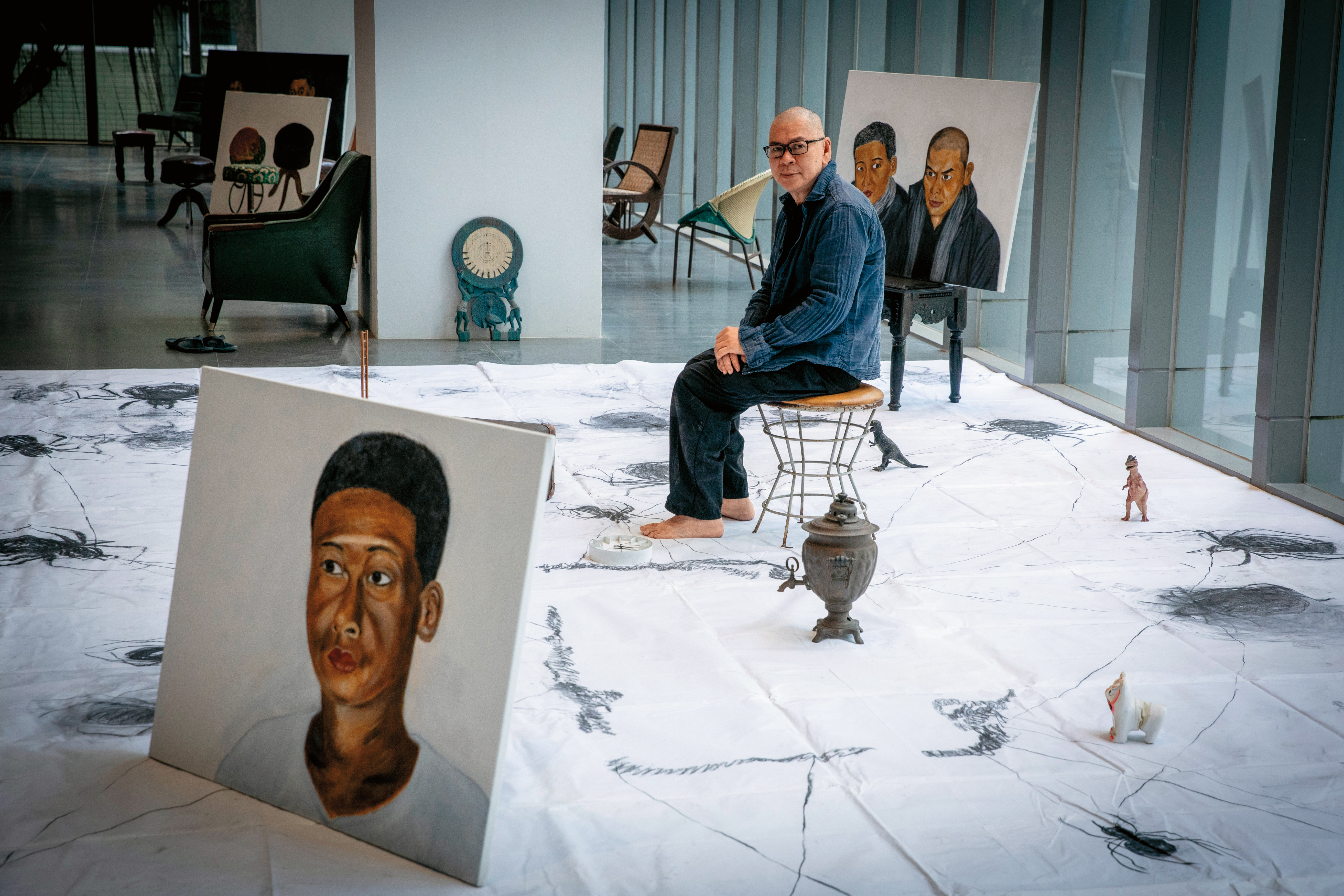 蔡明亮展出私人收藏及畫作,像把家搬進了美術館。